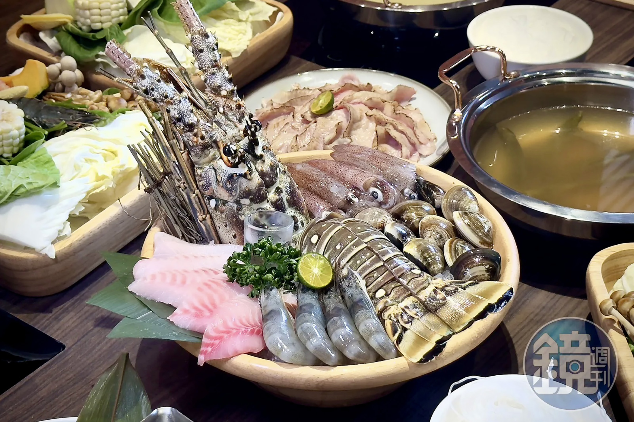 「極品龍蝦雙人套餐」不僅能吃到整隻龍蝦、小卷、鯛魚、白蝦、蛤利，還可雙拚包括霜降嫩肩牛或雪花牛等種類的10盎司肉盤。（雙人套餐2,180元／份）
