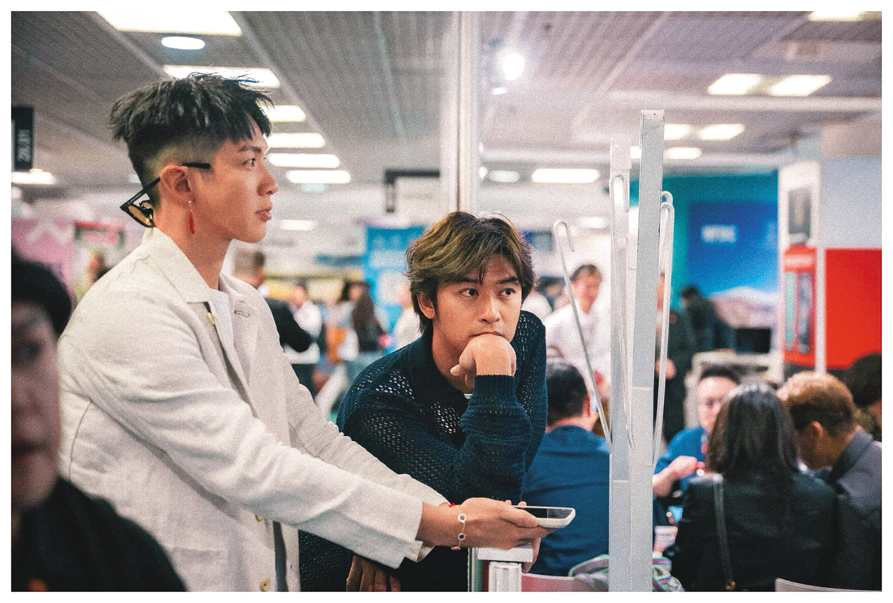陳柏霖(右)和柯震東(左)是多年好友,2024年曾各自帶作品參加坎城影展。(翻攝自柯震東Threads)