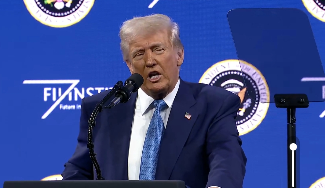 川普（圖）對烏克蘭的援助變債務？超高額還款計畫恐讓烏克蘭背負數百年負擔，烏克蘭總統澤倫斯基也駁斥「數字根本不對」。（翻攝自X @ The White House）