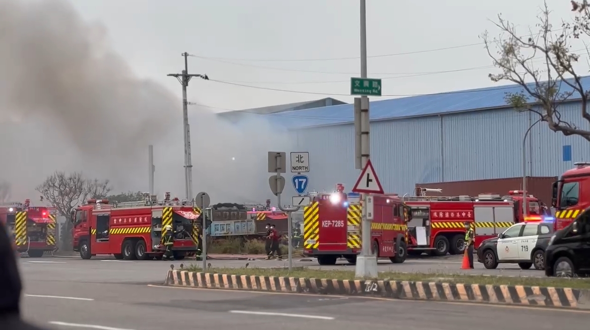 台中市清水稍早發生火警，消防局派出7分隊到場灌救，現場多輛消防車。（讀者提供）