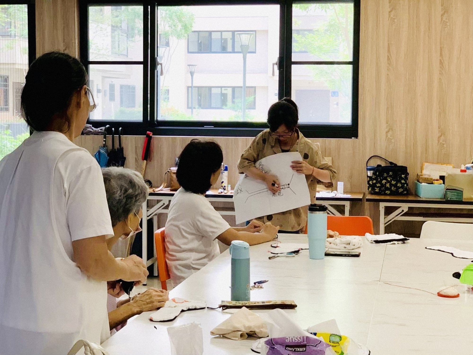 社區一家2024年楷模獎「重拾長者自信行動方便褲」計畫，設計可清洗、重複使用的衛生布墊，並在雲林社區開設免費手作課程。（信義房屋提供）