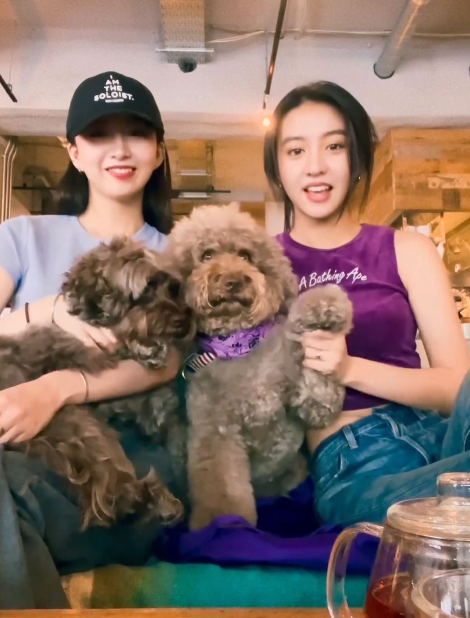 光希和心美抱著愛犬,溫馨可愛。(翻攝koki IG)