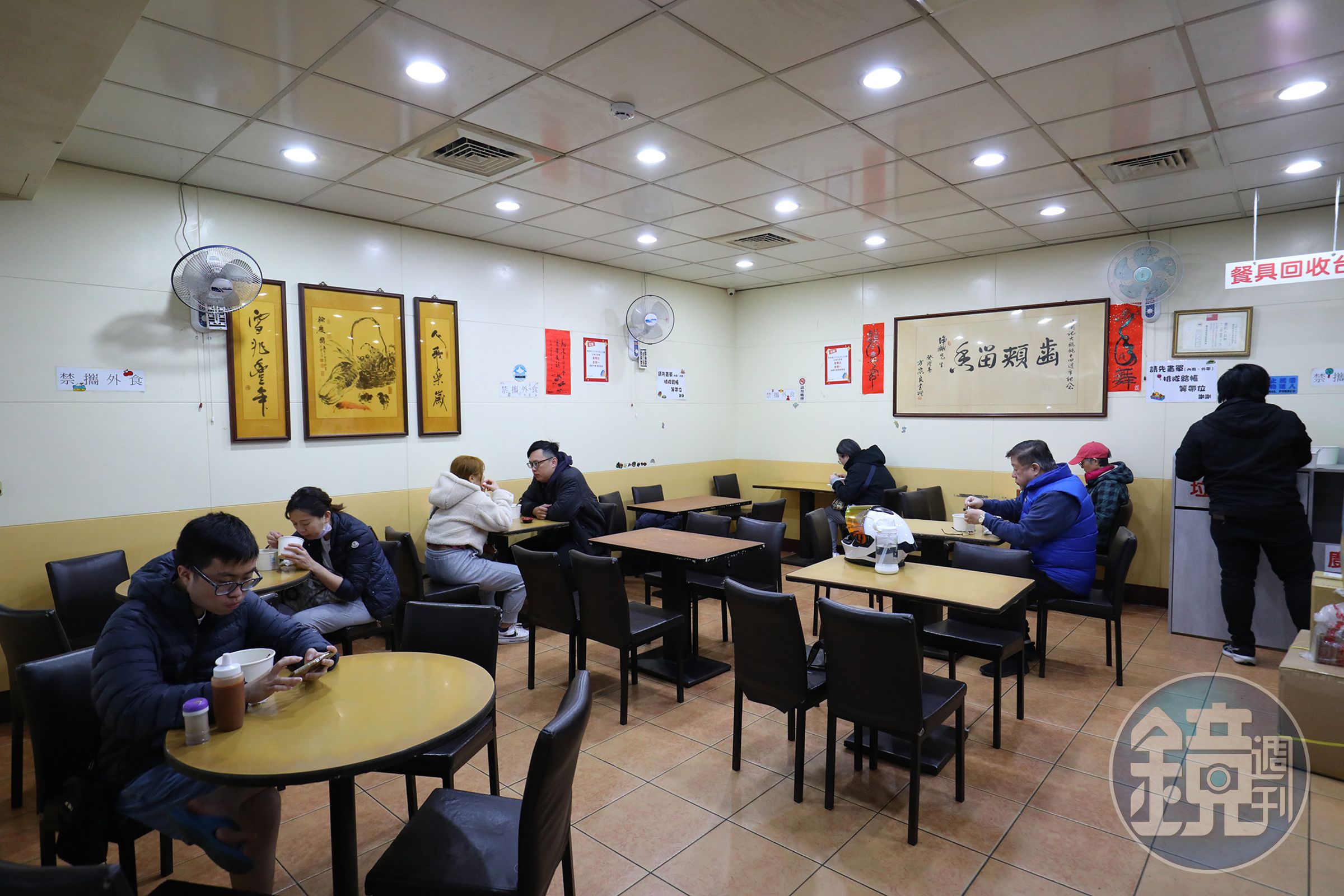 從每天早晨開店到下午打烊之間,蕭記大餛飩幾乎座無虛席,但翻桌速度快。