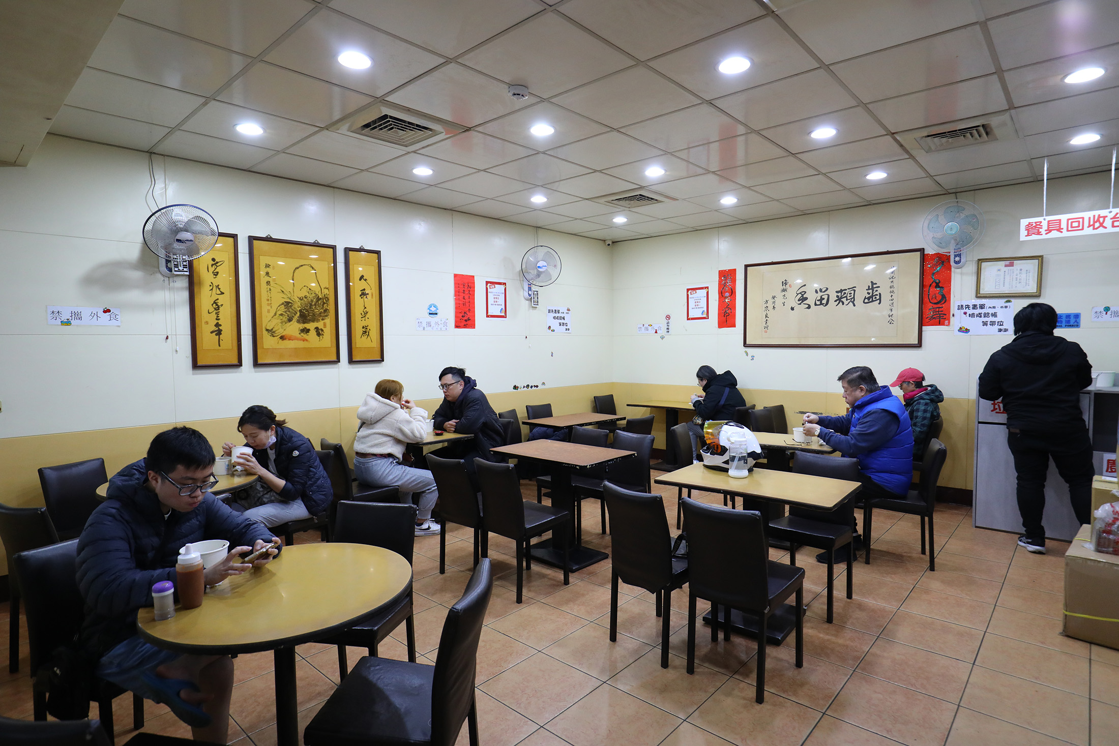 從每天早晨開店到下午打烊之間,蕭記大餛飩幾乎座無虛席,但翻桌速度快。