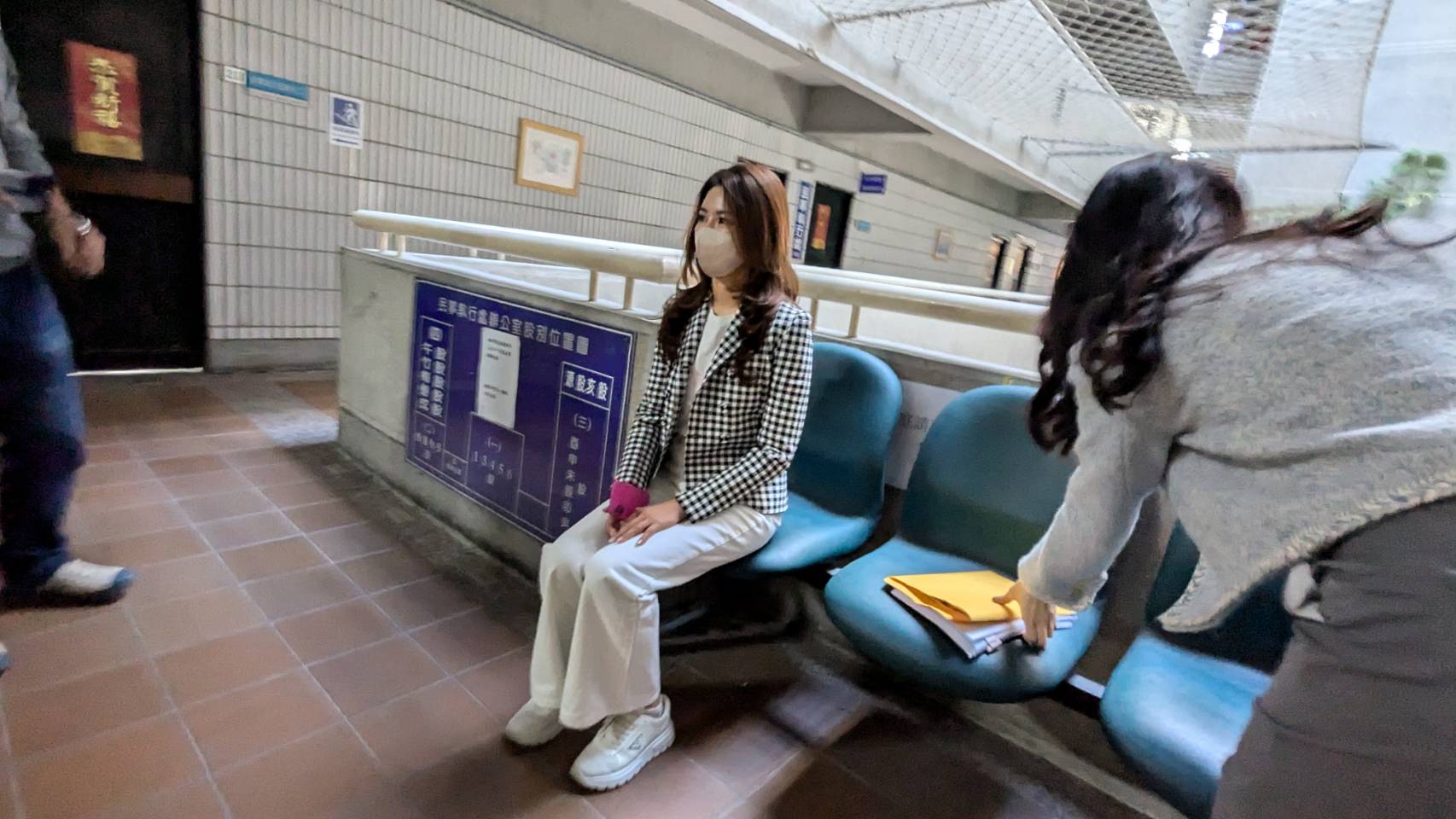 徐培菁穿著精緻、搭配Prada球鞋等候開庭。