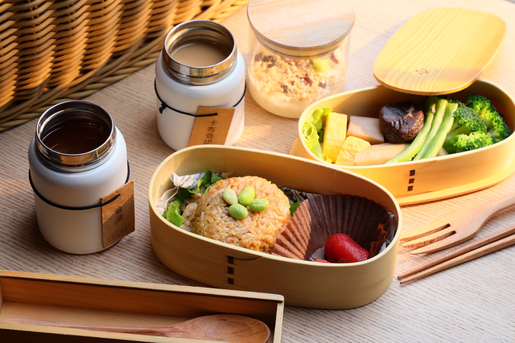 體驗玩瑜珈回到房間管家已送來的健康營養的早餐，有炊飯、玉子燒、優格等，最適合以此打開山野裡的早晨時光。