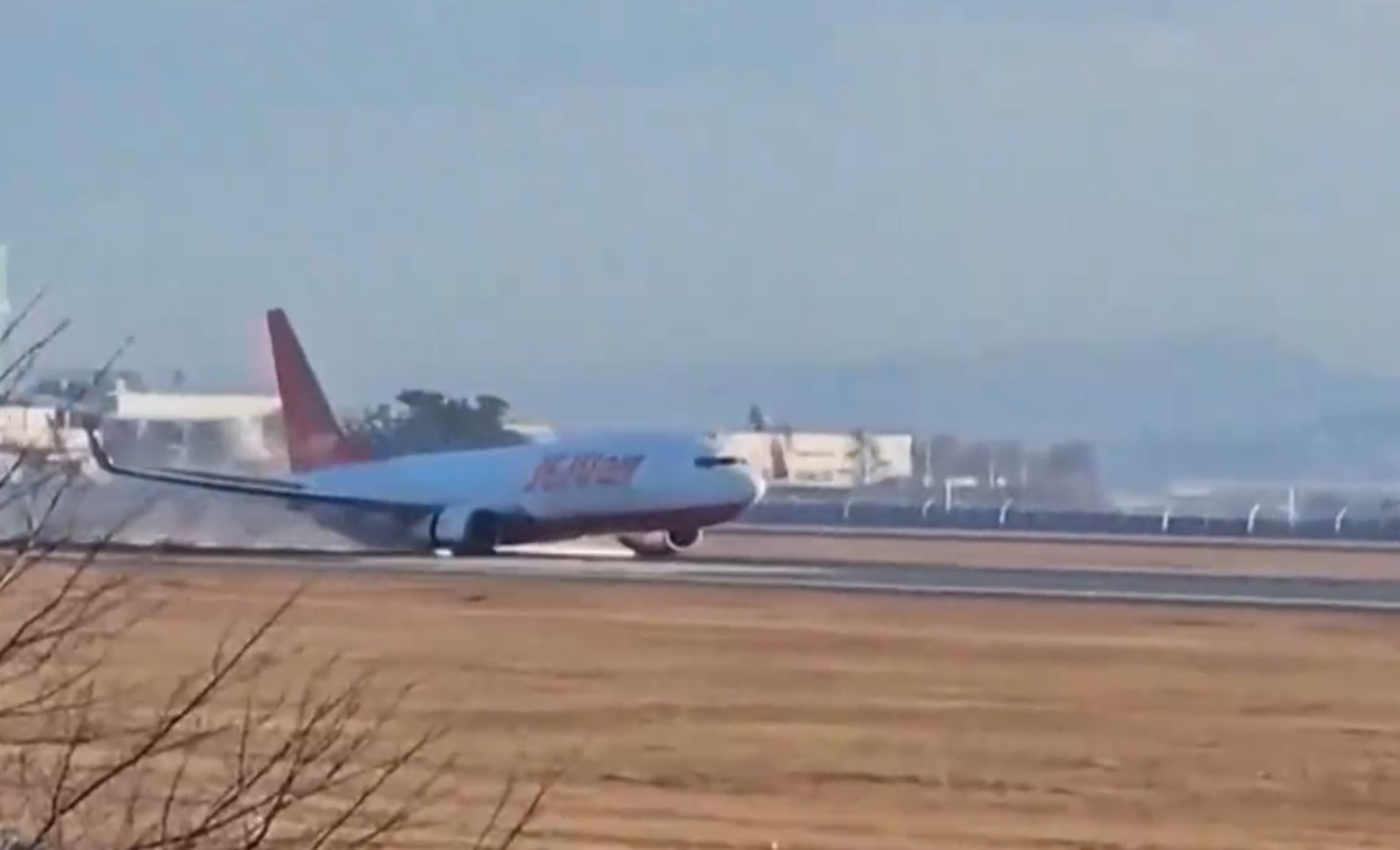 濟州航空的波音客機在務安國際機場降落失敗撞毀。（翻攝畫面）