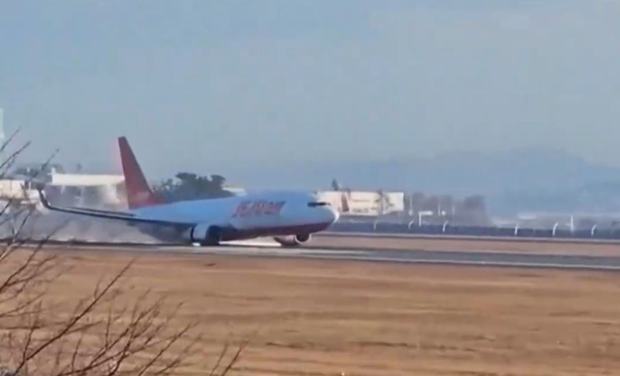 濟州航空一架從泰國飛回韓國的班機降落失敗撞毀，機上僅2人生還。（翻攝畫面）