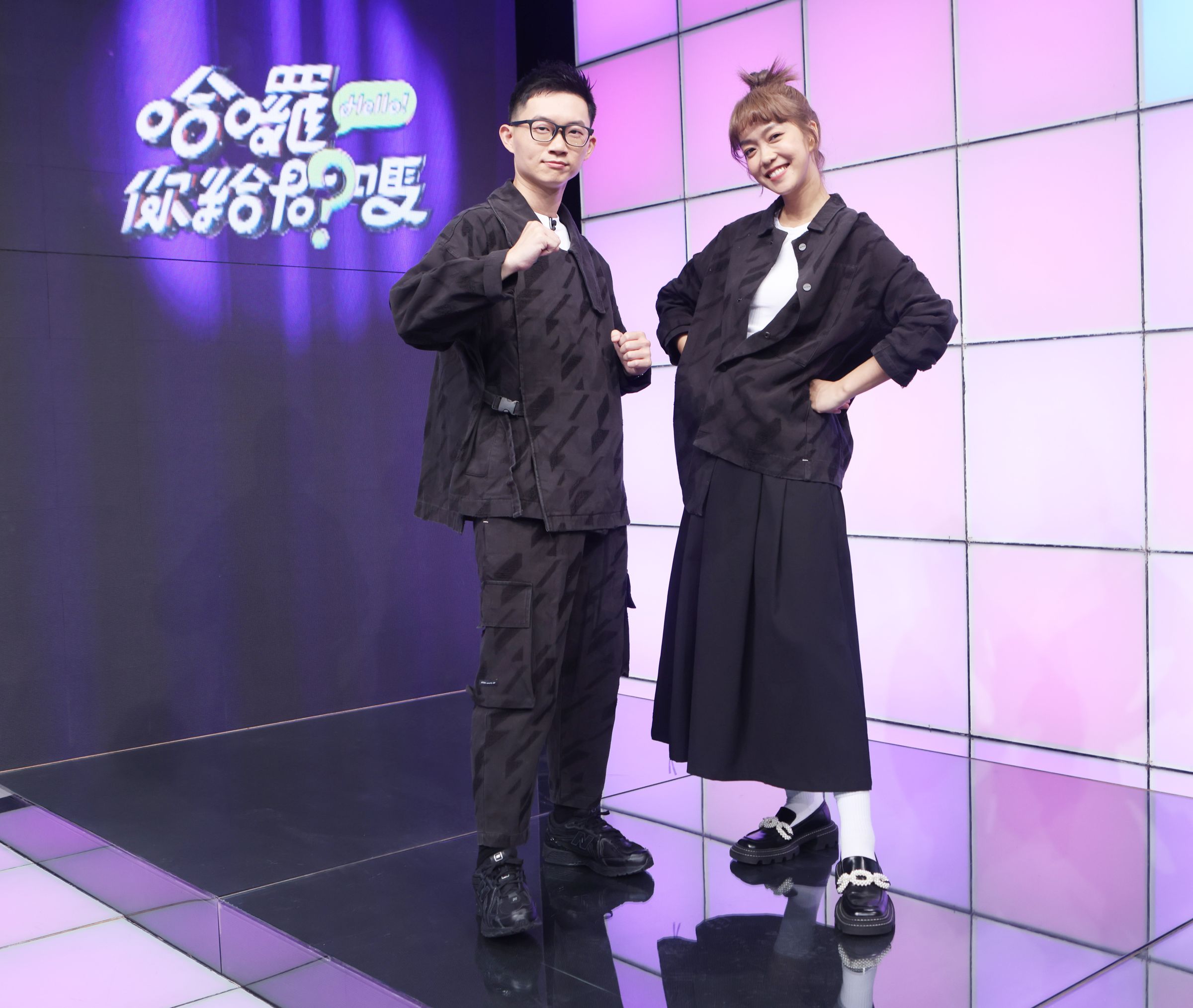 大霈（右）、視網膜進棚錄製《哈囉！你給問嗎？》。（公視提供）
