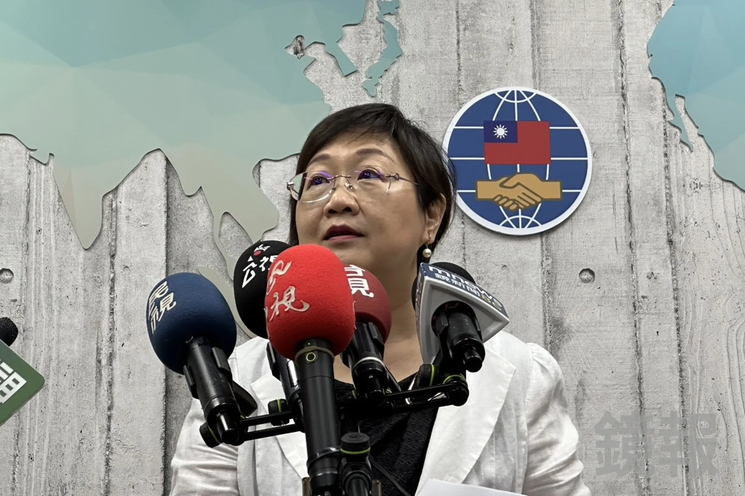 徐佳青翻出公文回擊相關質疑,更爆料以前委員長出國根本沒有在寫報告。(鏡報袁維駿)