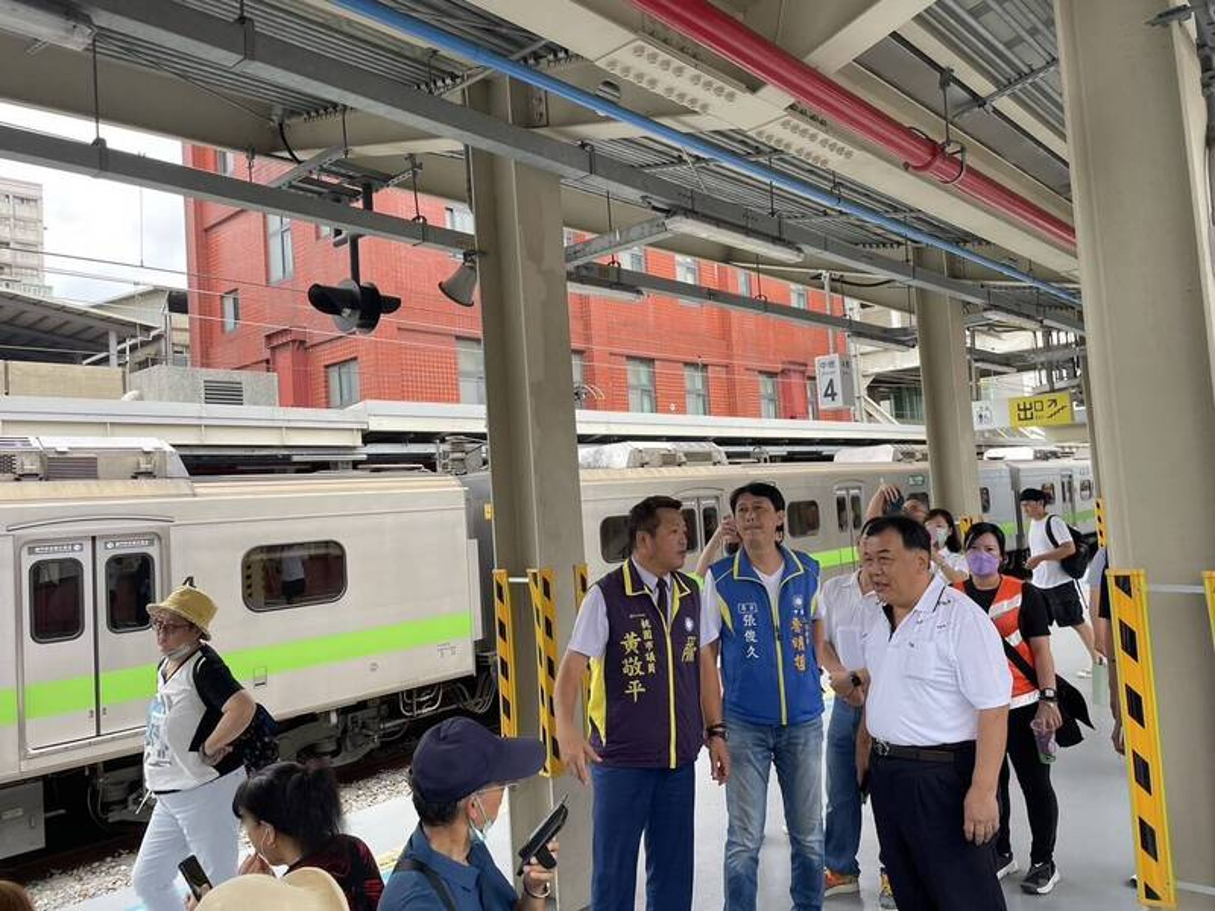 黃敬平接獲民眾陳情,表示中壢臨時新站後車處實在熱到不行。(黃敬平服務處提供)