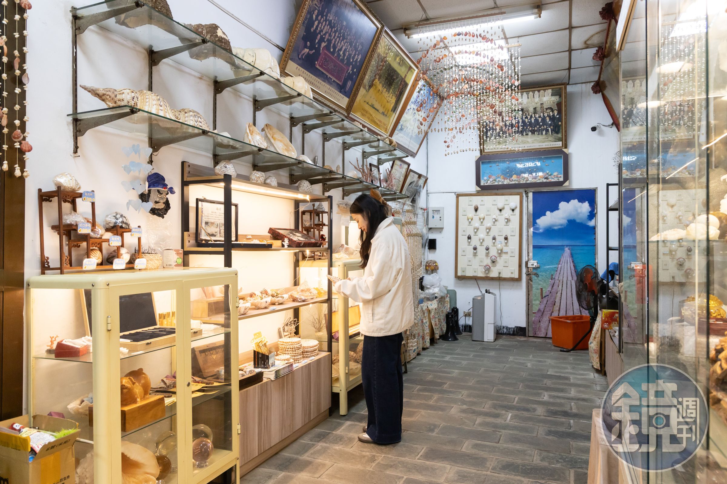 廟旁的選品店可以買貝殼製品,再去香爐過火祈福。