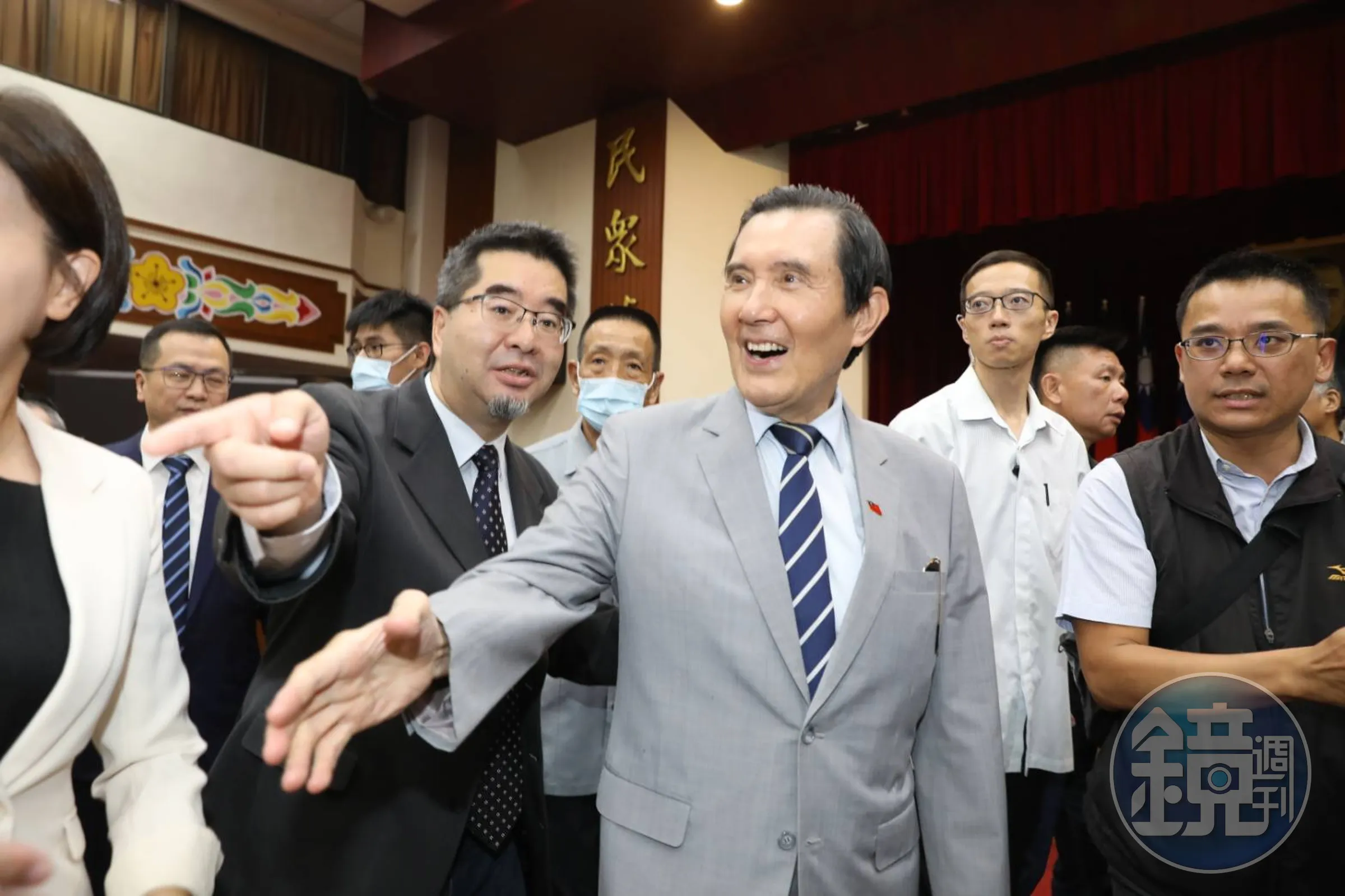 蕭旭岑（左前）親上火線回應馬英九文教基金會議題。（本刊資料照）