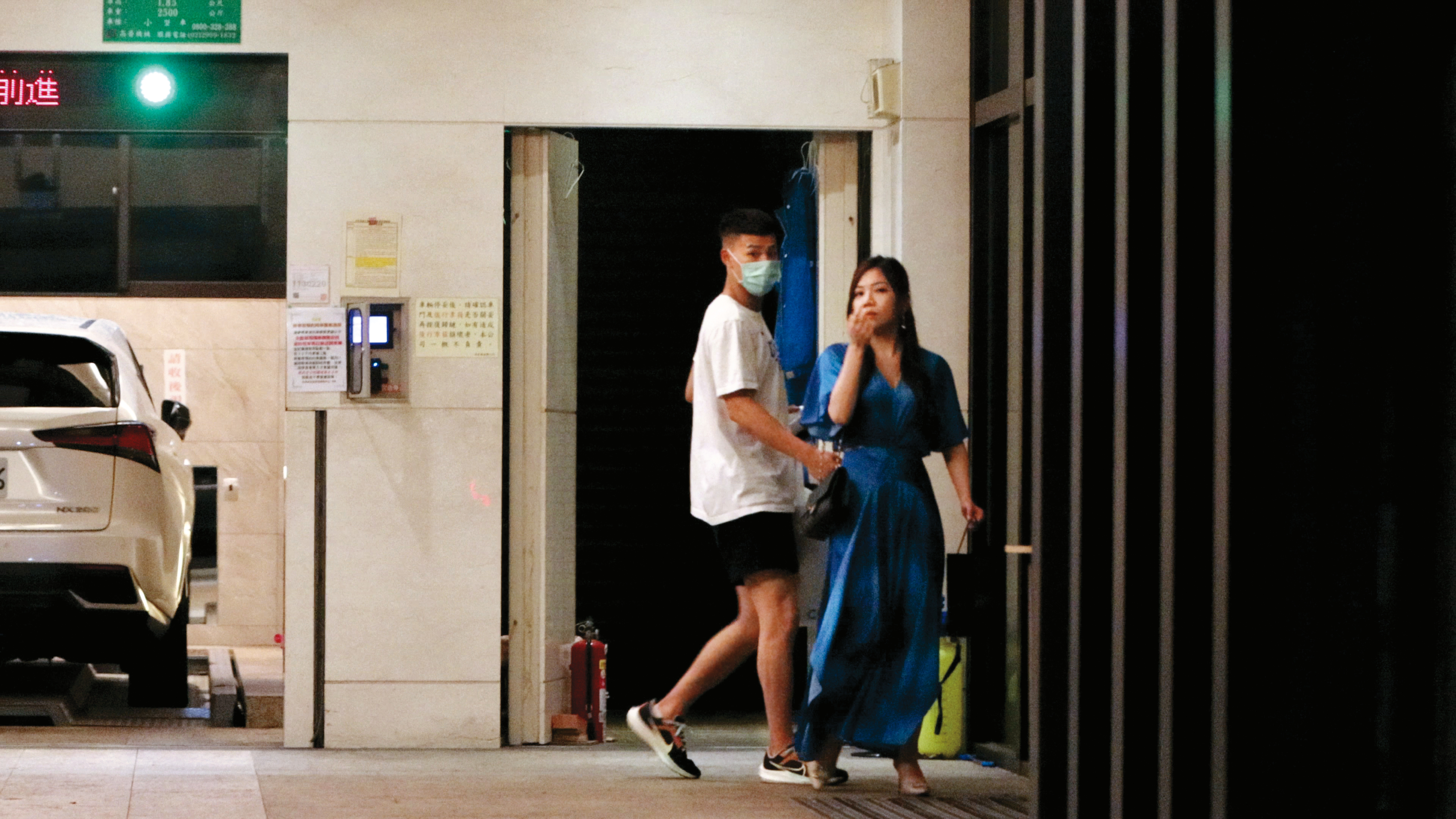 前年本刊直擊蔡尙樺（右）帶著林秉聖（左）回自己的住處，當時不認兩人交往。