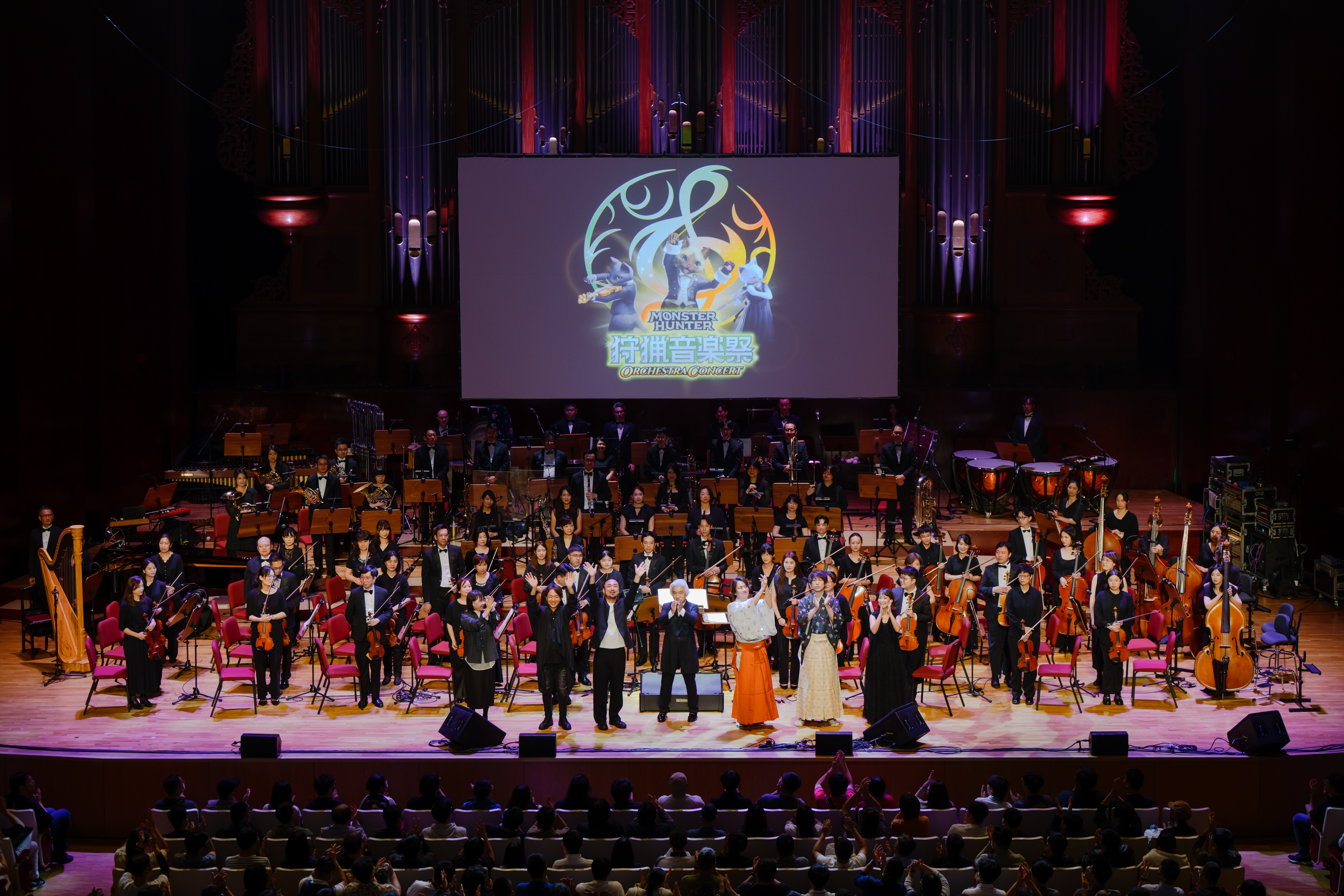 長榮交響樂團與栗田博文指揮在國家音樂廳舞台演出,《魔物獵人 荒野》曲目搭配遊戲影像,現場氣氛熱血沸騰。(©CAPCOM提供)
