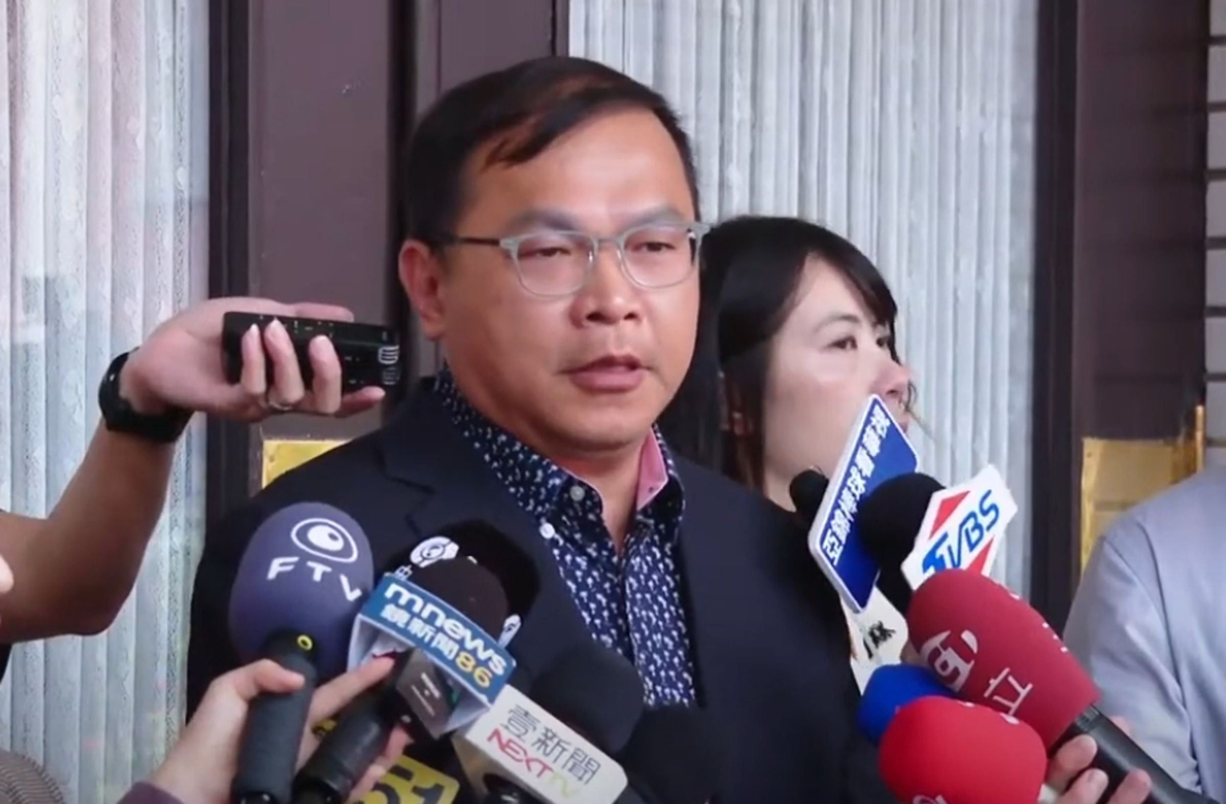 王義川今透露,去年跟拍他的人與黃國昌有關,質疑黃國昌、徐巧芯跟蹤政敵,直指是政治醜聞。(鏡新聞)