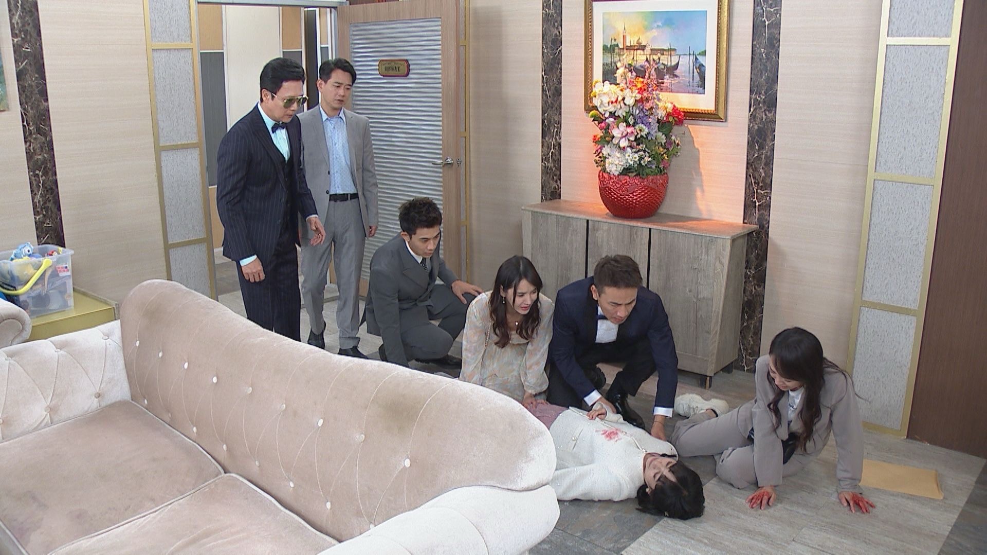 《好運來》驚傳婚禮命案！蔡燦得飾演的靜怡突倒地不起，全場驚愕落淚。（民視提供）