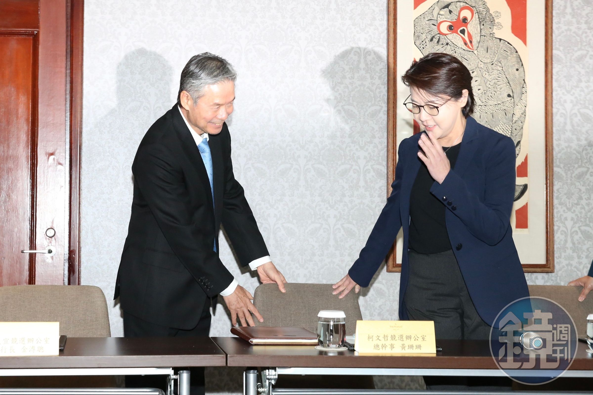 雙方對談前先共同舉行會前記者會，黃珊珊入座前，金溥聰還幫黃拉了椅子，並由黃珊珊先行發言。