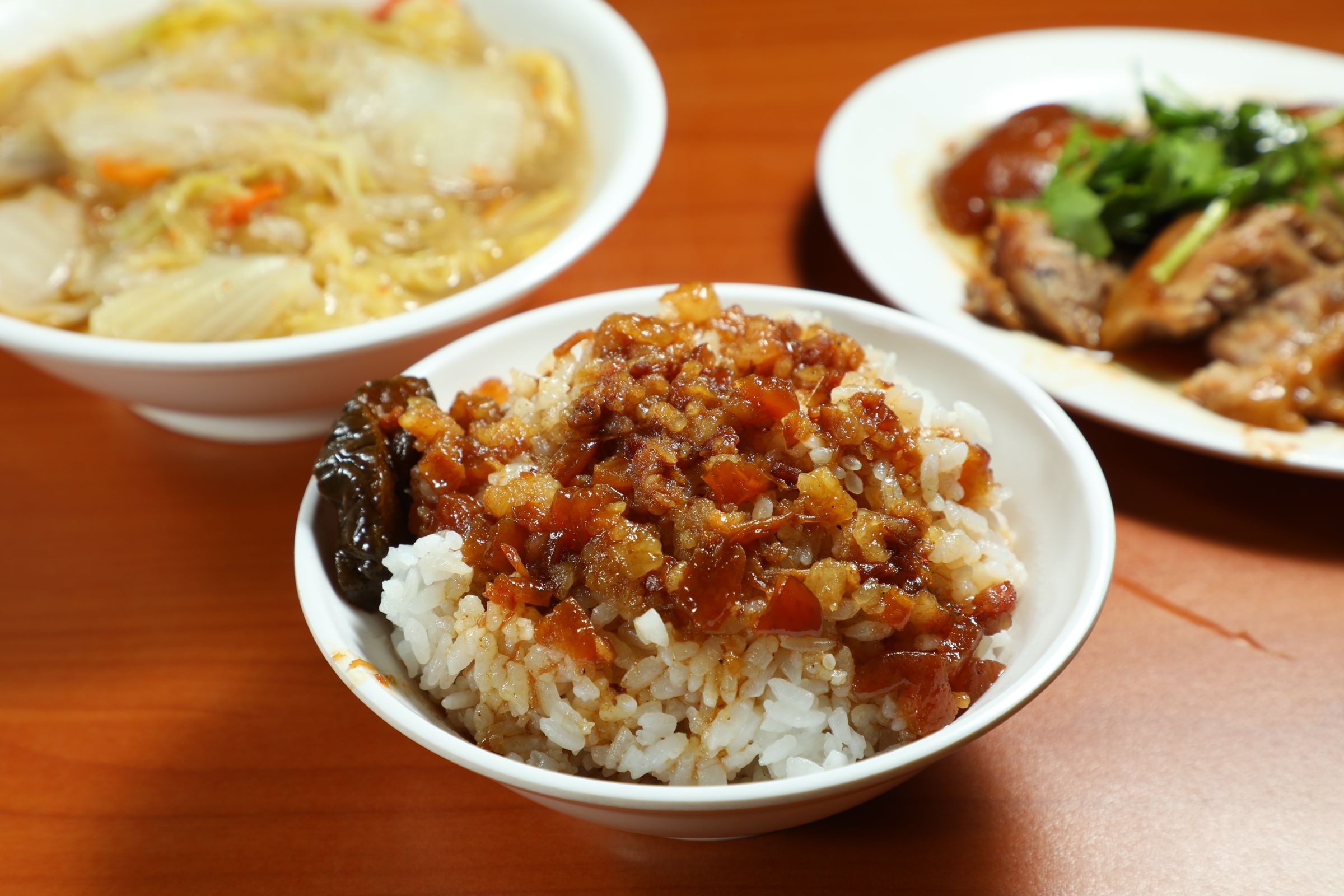 「滷肉飯」絞肉肥瘦比約7：3，微微黏嘴，滷汁帶有南部的甜味。（35元／小碗）