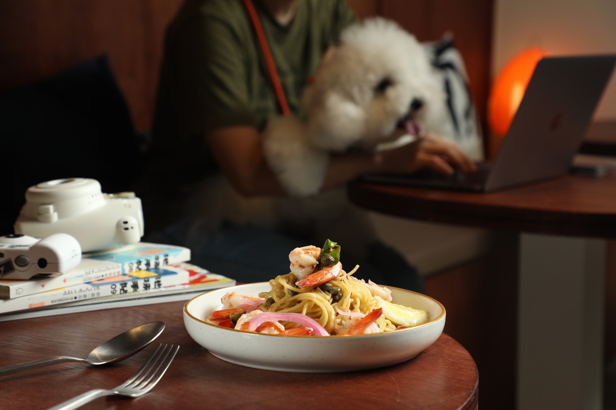 「LOST and Found」新開內湖店!限定版「雙層手撕豬、蜂蜜辣炸雞」超飽足 咖啡提升至世界冠軍等級,還打造寵物友善空間