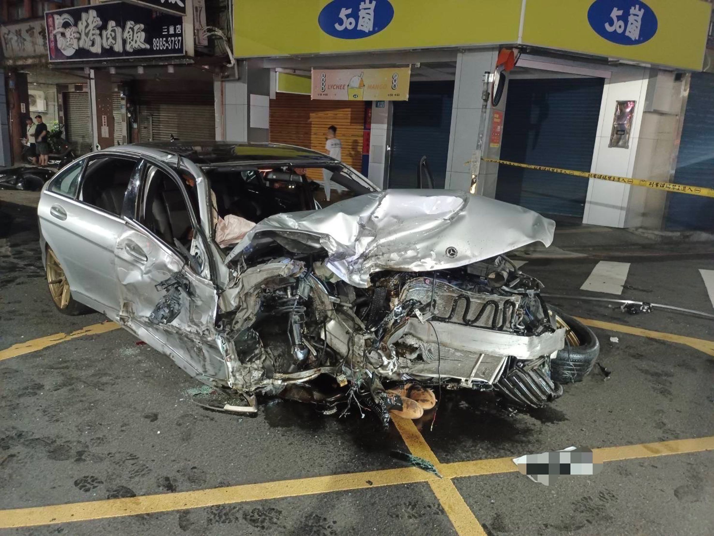 肇車的賓士車。（翻攝畫面）