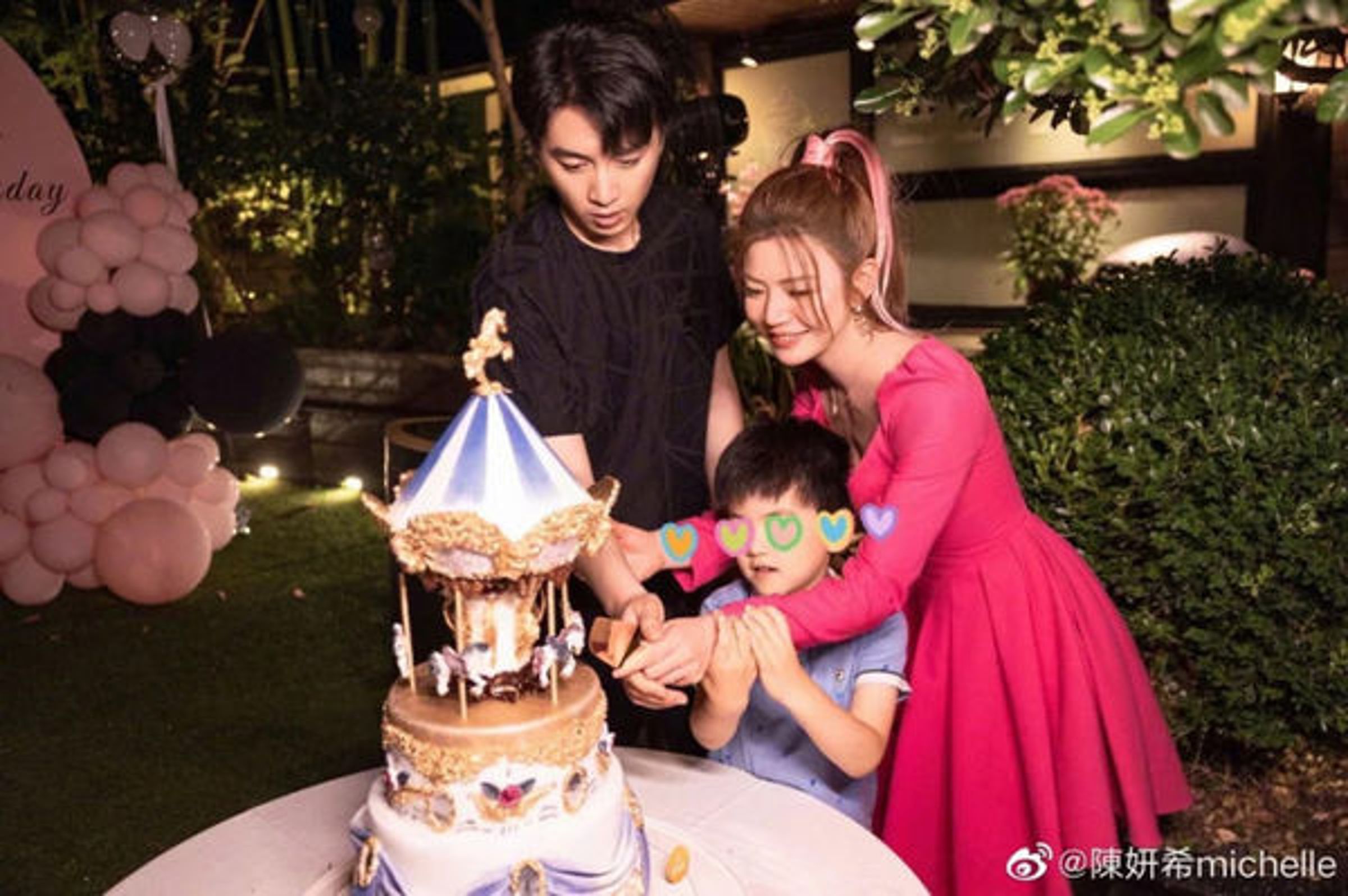 去年5月31日陳妍希生日趴,老公陳曉和兒子小星星到齊,今年陳妍希生日陳曉卻沒公開發祝福。(翻攝陳妍希微博)