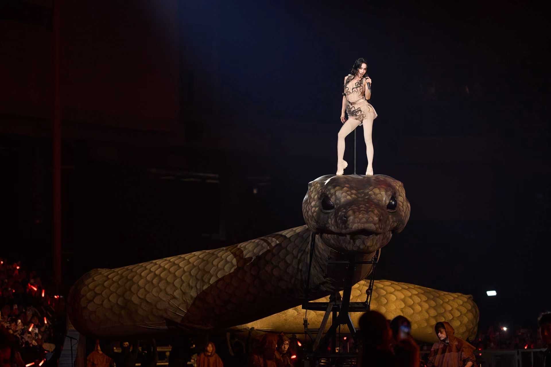 蔡依林搭乘30公尺巨蟒在3層樓高空快速繞場一周。（凌時差提供）