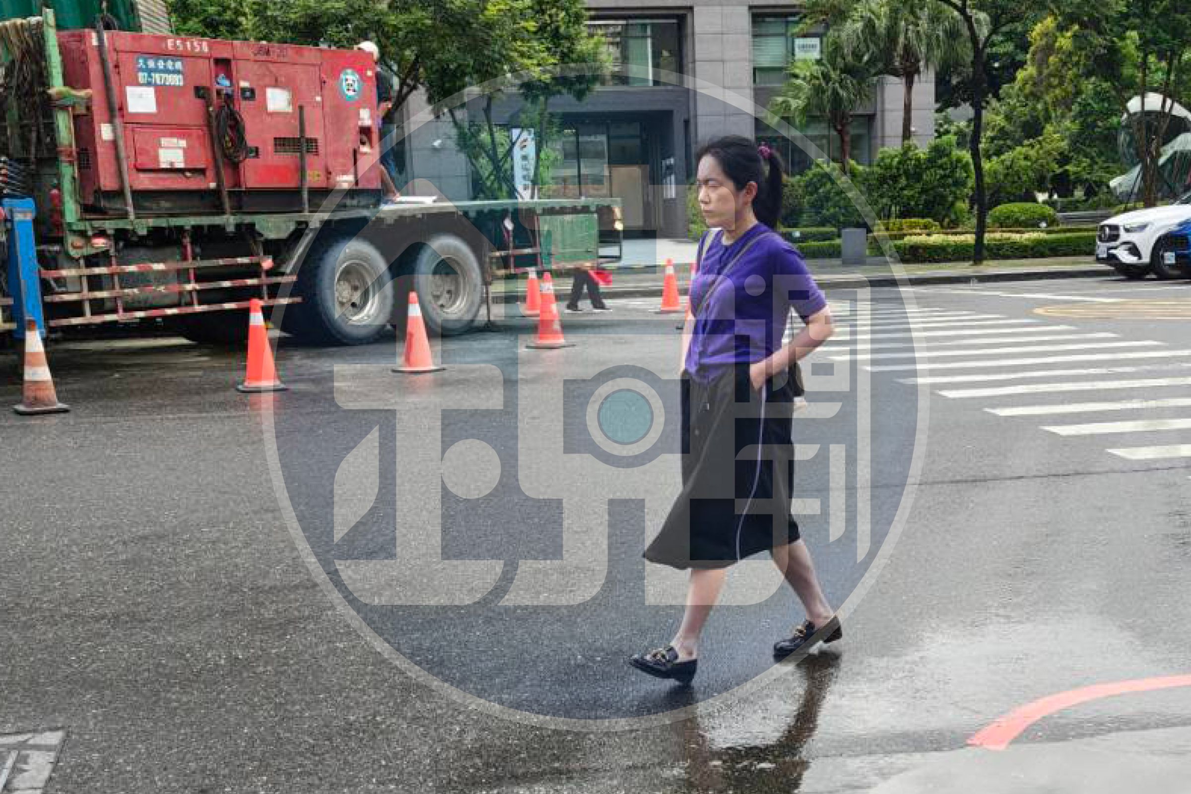 陳幸妤今日正常現身牙科診所上班。
