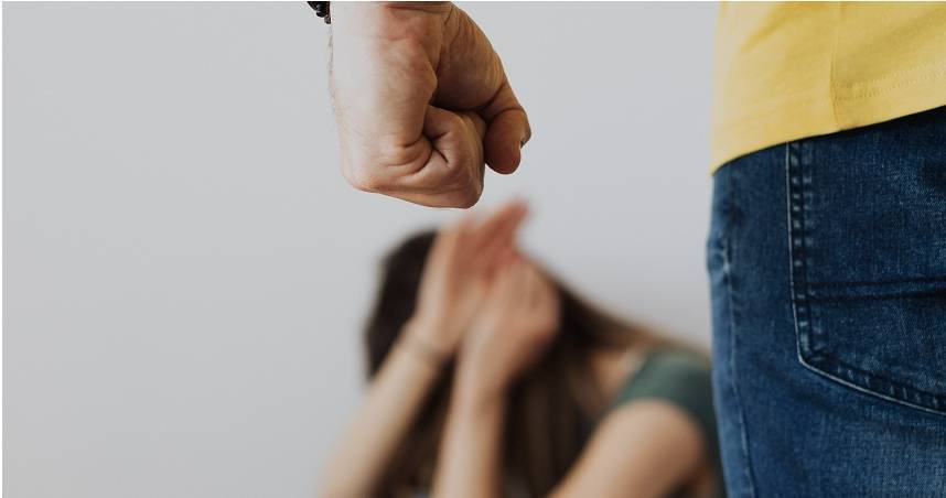 高雄一名40歲吳姓男子與郭姓女友發生爭執，竟將對方推下樓。（翻攝自Pexels）