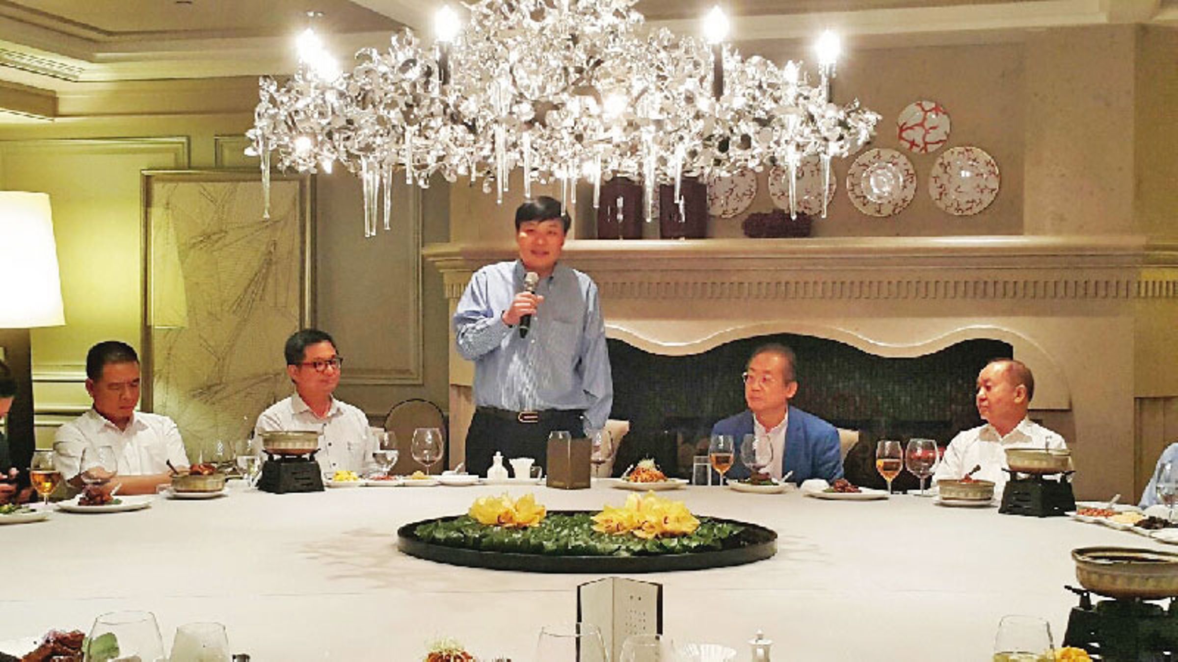 湯軍(中)來台後,經常現身台灣工商團體宴席,被奉為上賓,他已非首次捲入性騷台女的醜聞。(翻攝臺灣工商企業聯合會官網)