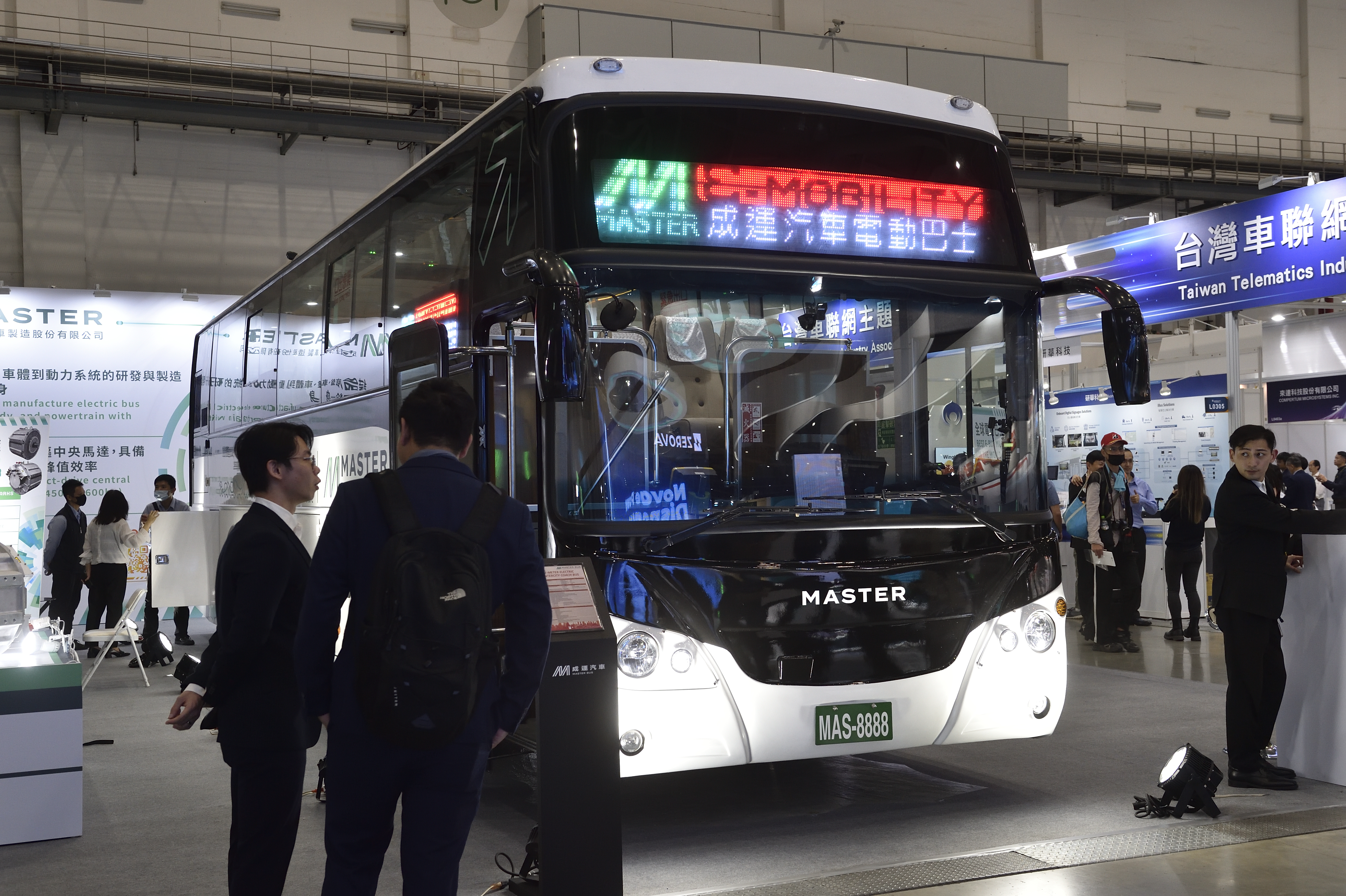 成運長途城際快充電巴，每日累積行駛里程可達1400公里以上。