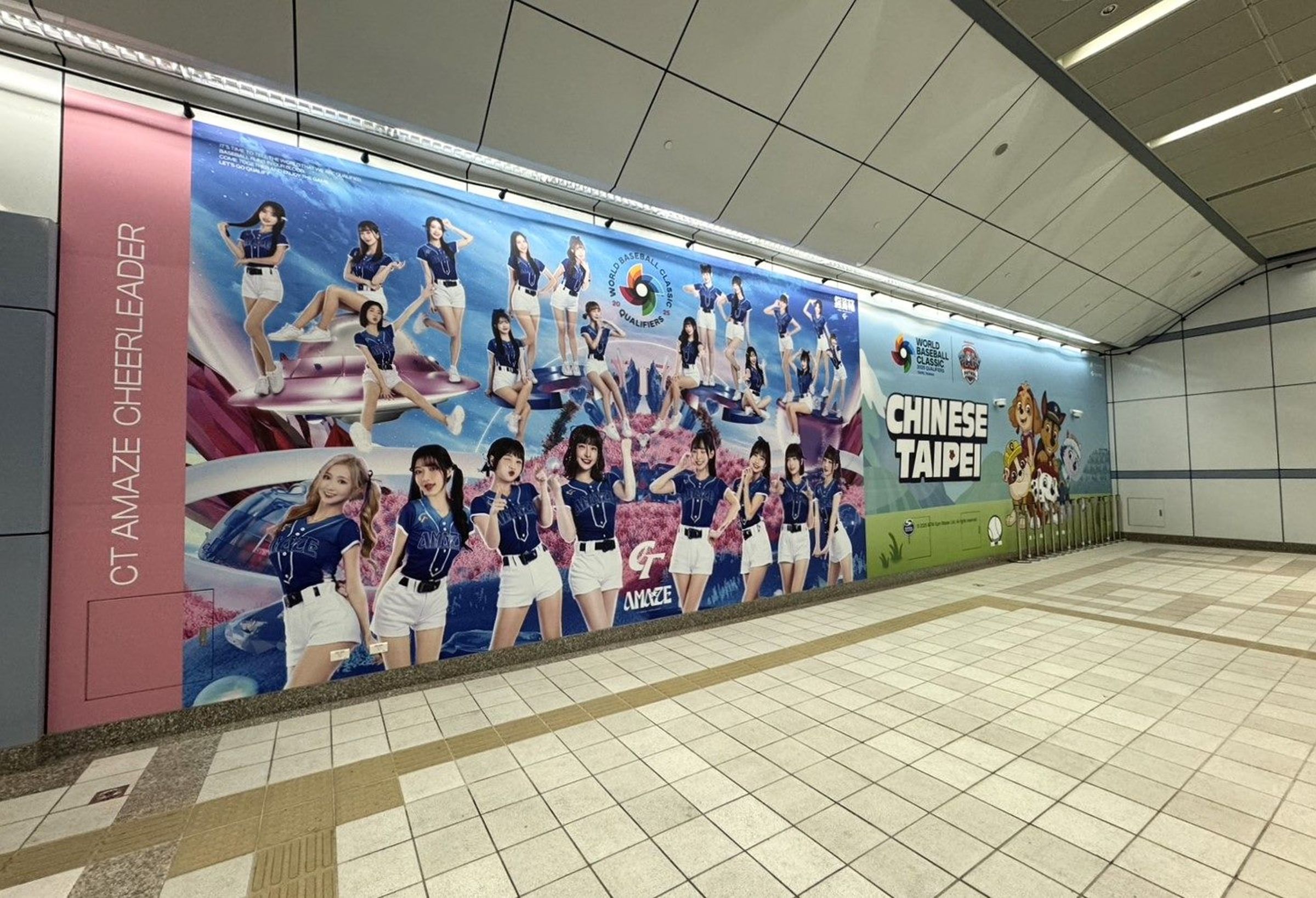 北捷在國父紀念館站出口5連通道張貼「CT Amaze」啦啦隊巨型應援海報。（北捷提供）