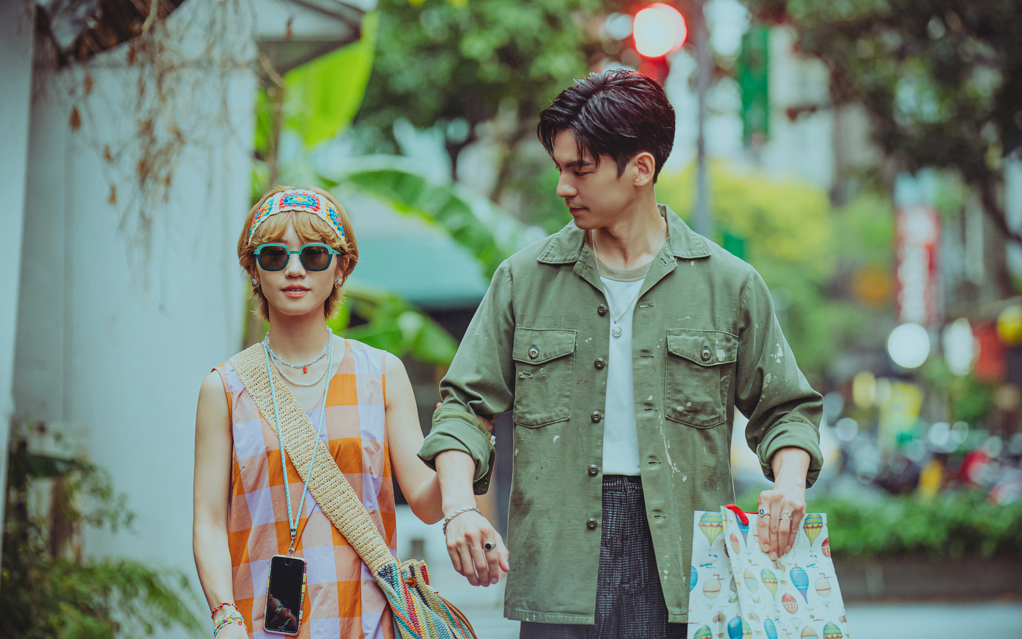 與林柏宏首度合作就在泳池親密煲愛，Lulu驚嘆天公作美適合戀愛。（Netflix提供）