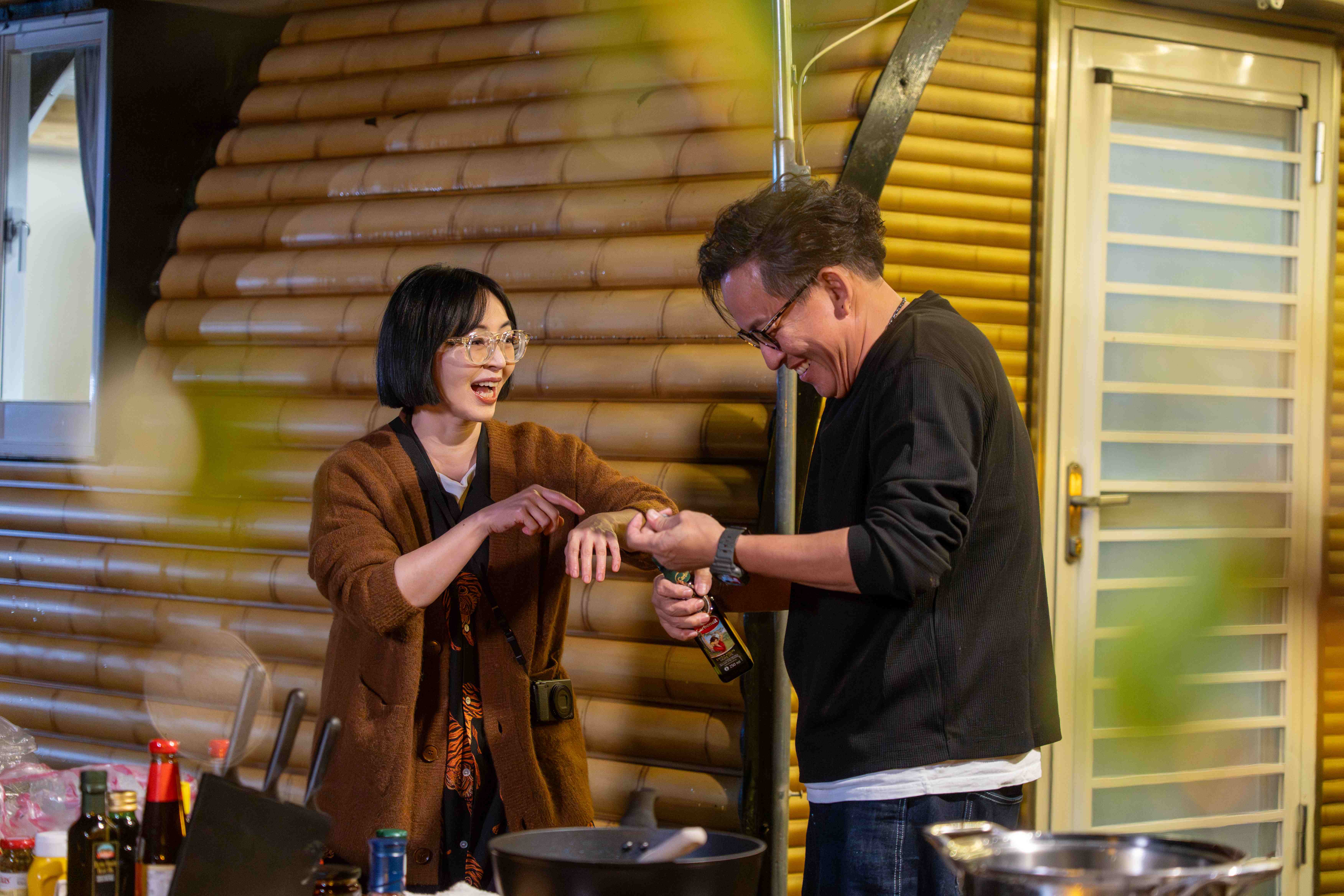 蔡燦得、詹姆士合體出外景。（東森提供）