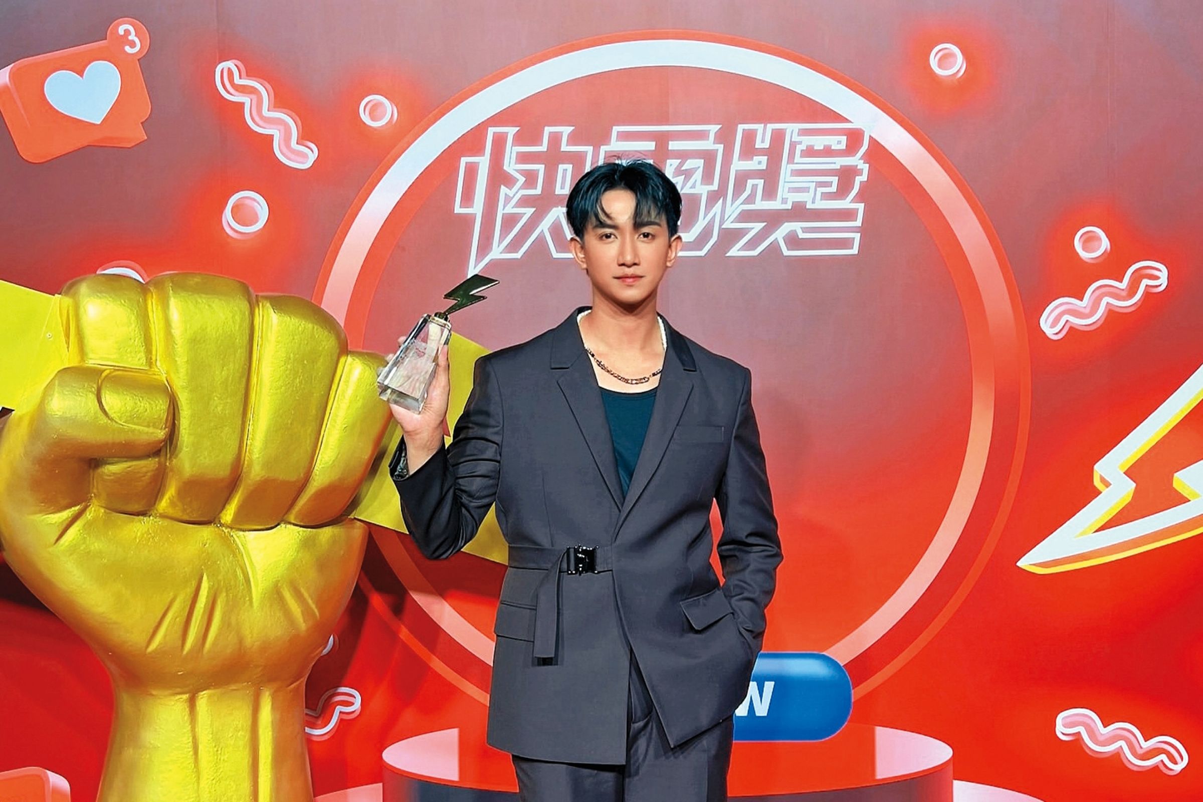 向林翊綺求婚成功的Alex,介紹自己是模特演員,熟悉健身運動、網路趨勢,也是電商主理人。(翻攝自宥翔IG)