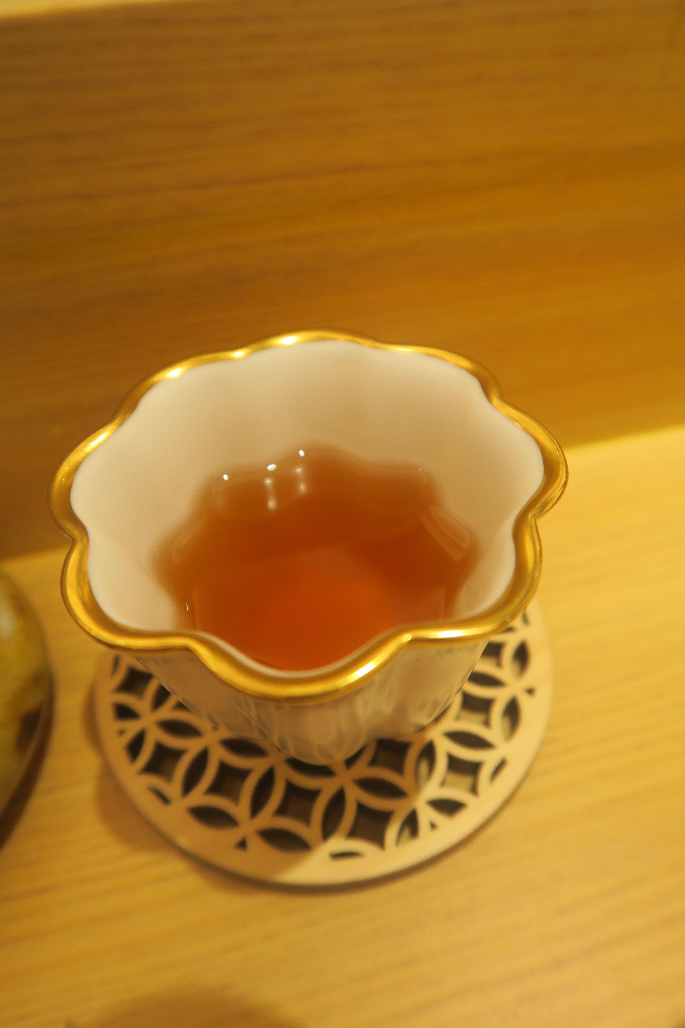 一沖就顯現褐茶色的小青柑，入口溫潤，有取代薑茶的暖胃功效。