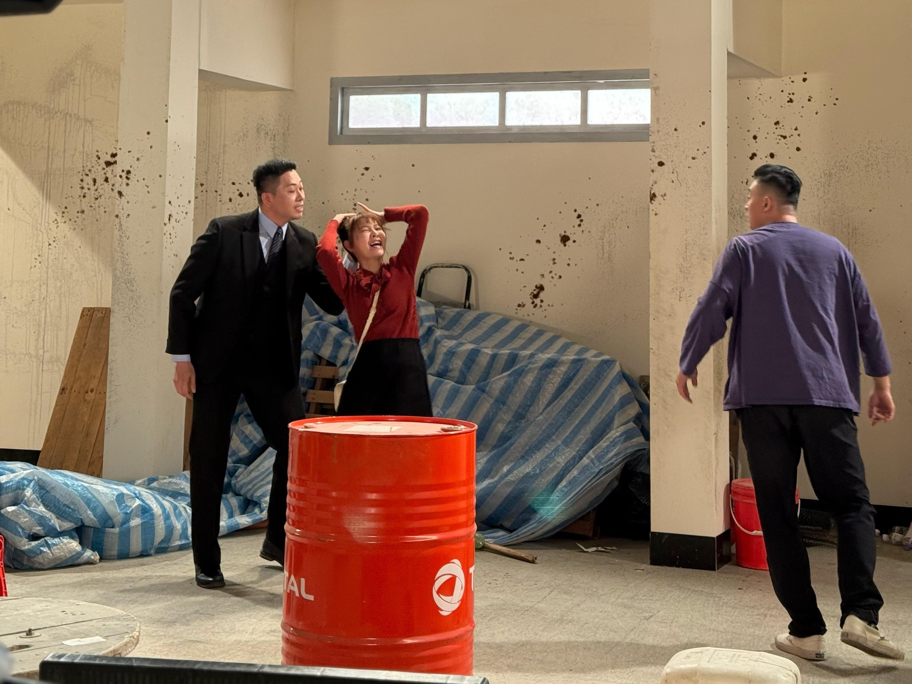 謝京穎《好運來》肉搏詐騙集團，造成膝蓋瘀青。（民視提供）