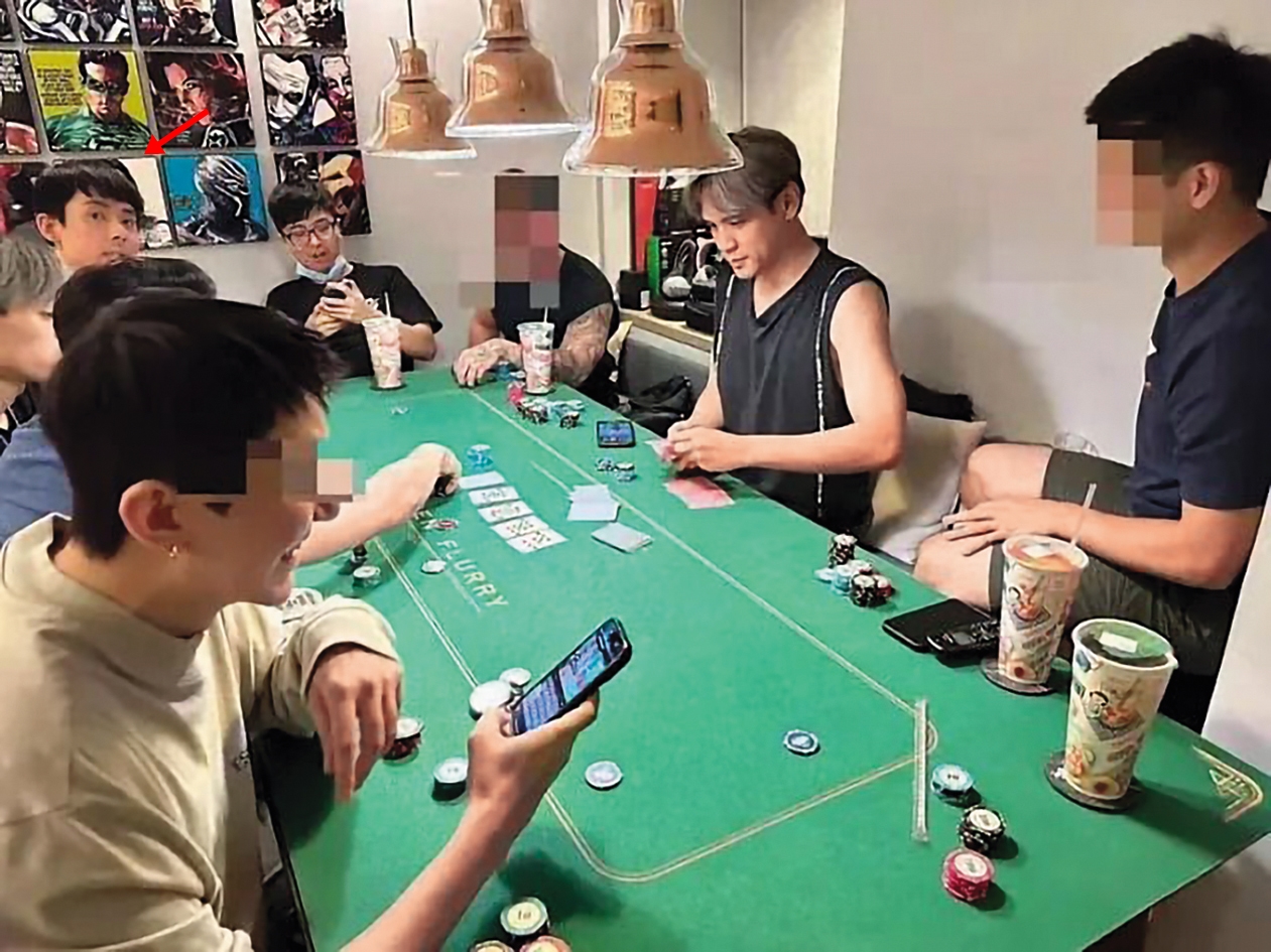 網紅阿滴（箭頭處）、藝人陳零九（右二）被爆打德州撲克，但他們解釋只是消遣，並未涉及賭博。（翻攝自臉書）
