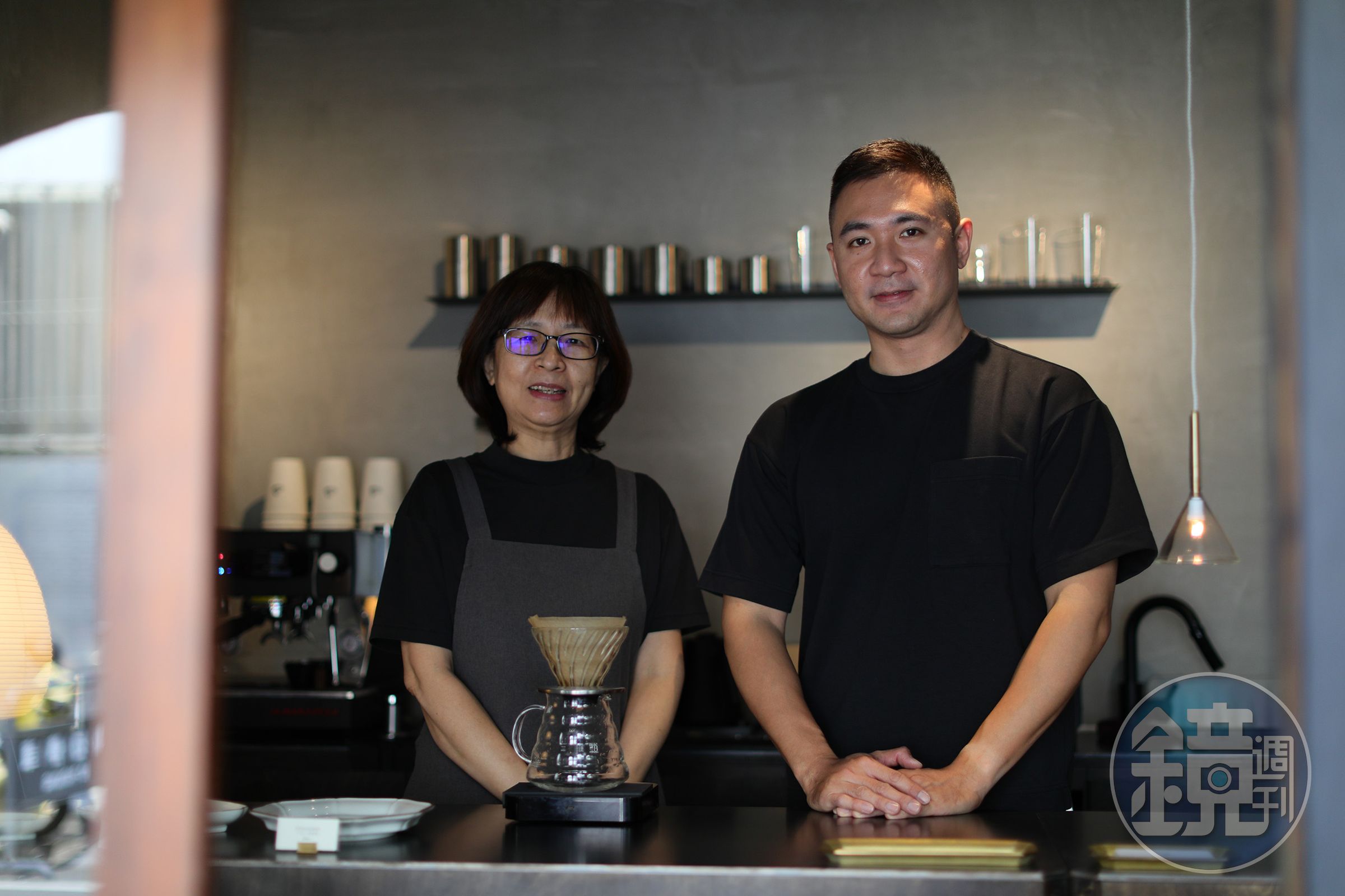 西瓜珈琲的老闆娘（左）是 Zac（右）的母親。