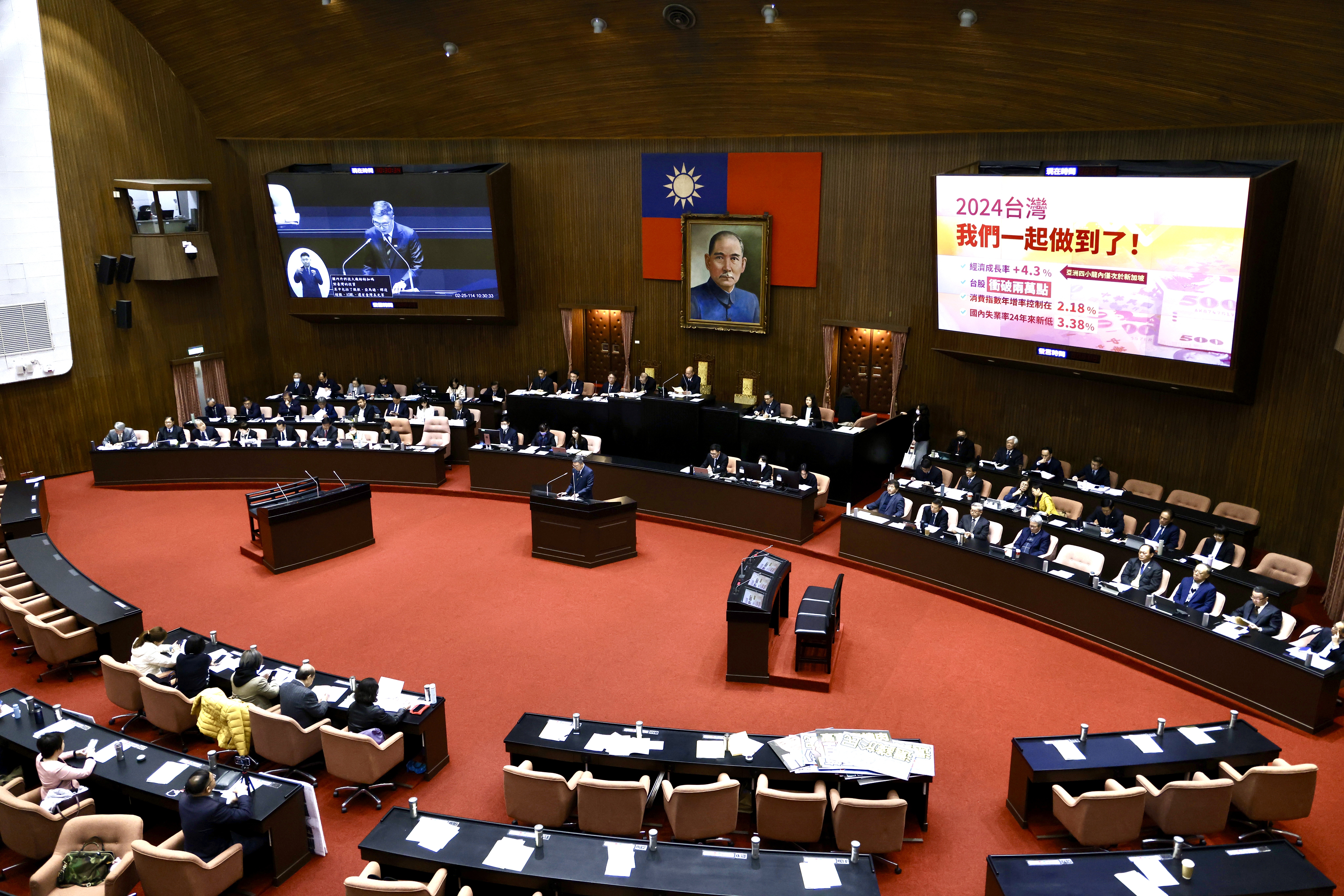 本次修法最大的變革在於首度將立法委員納入赴中許可制，同時全面納管各級公務員。示意圖