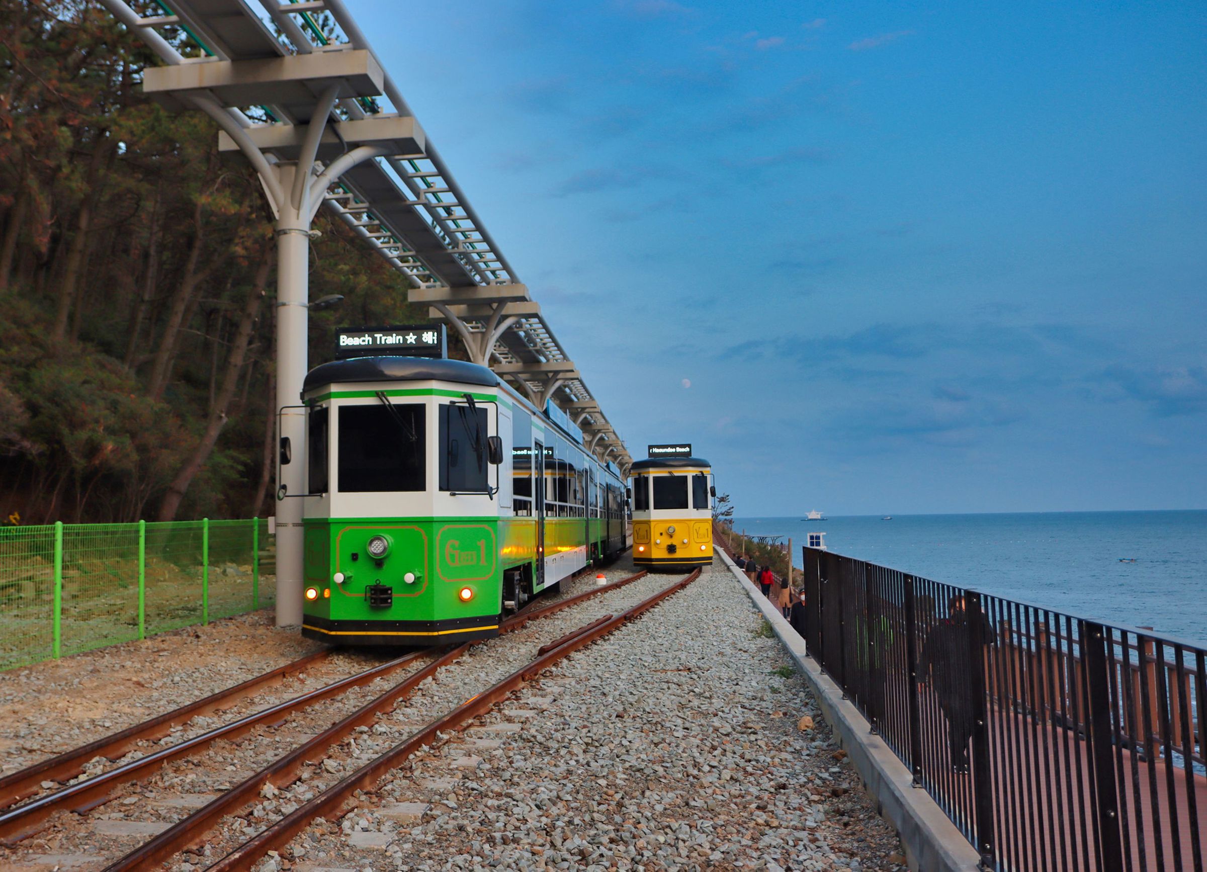 由廢棄尾浦站改造而成的海雲台藍線公園,串聯青沙浦與松亭等濱海景點,成為釜山熱門打卡新地標。(可樂旅遊提供)
