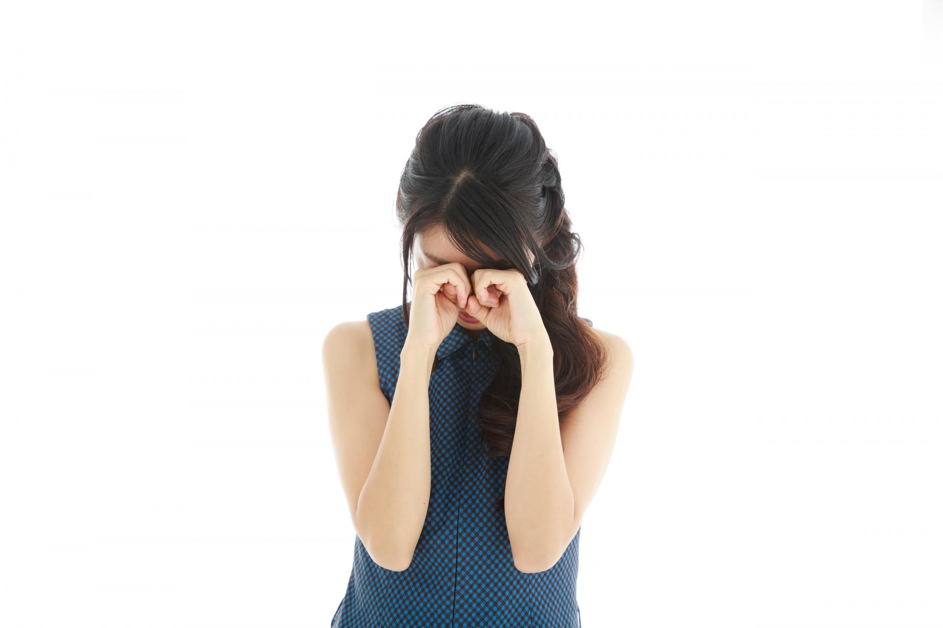 一名女子遭母親男友下藥性侵，沒想到母親竟以男友不舉幫其辯護。（示意圖，photoAC）