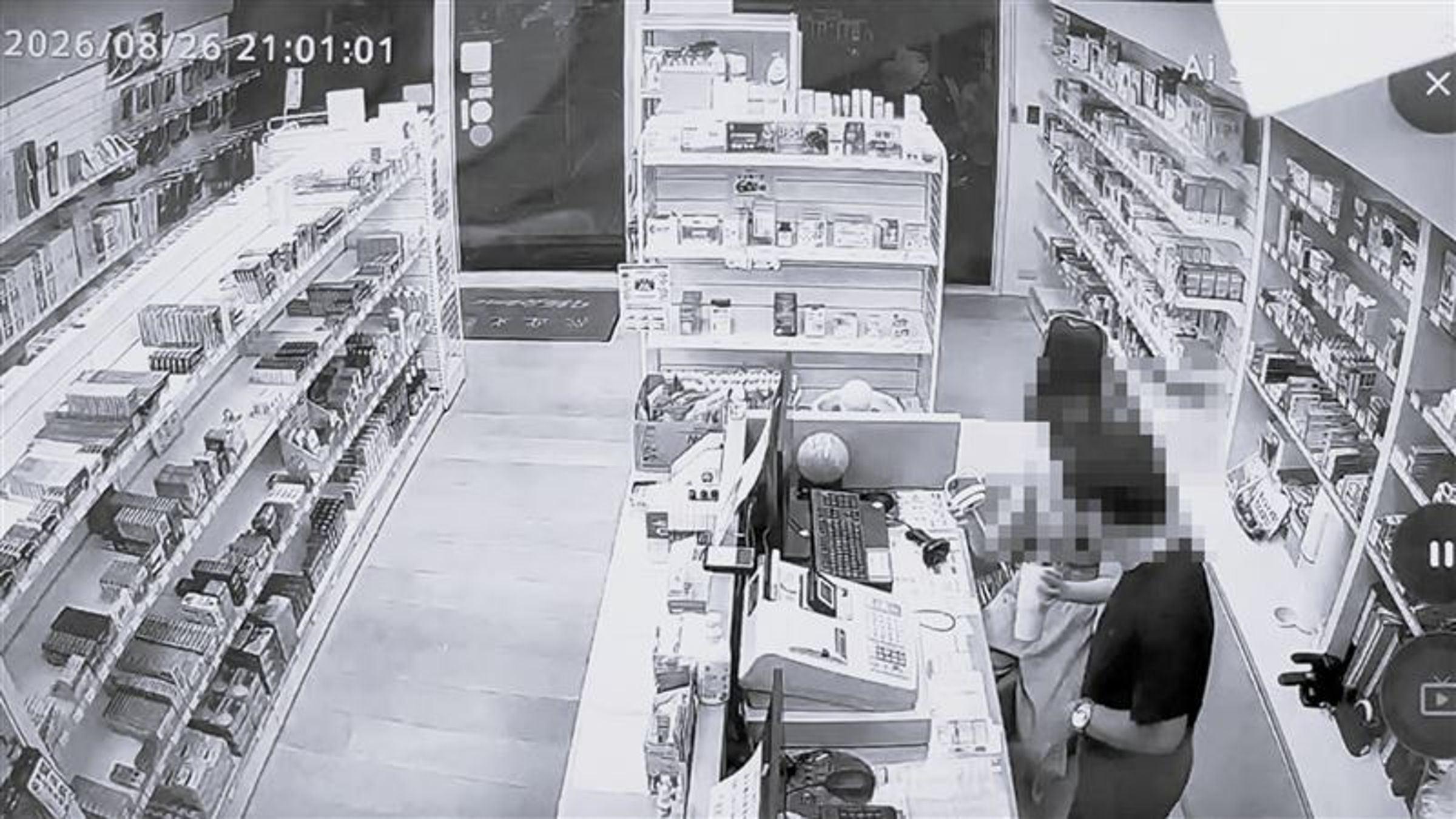 女大生的水壺遭陳姓藥師下藥。（翻攝畫面）