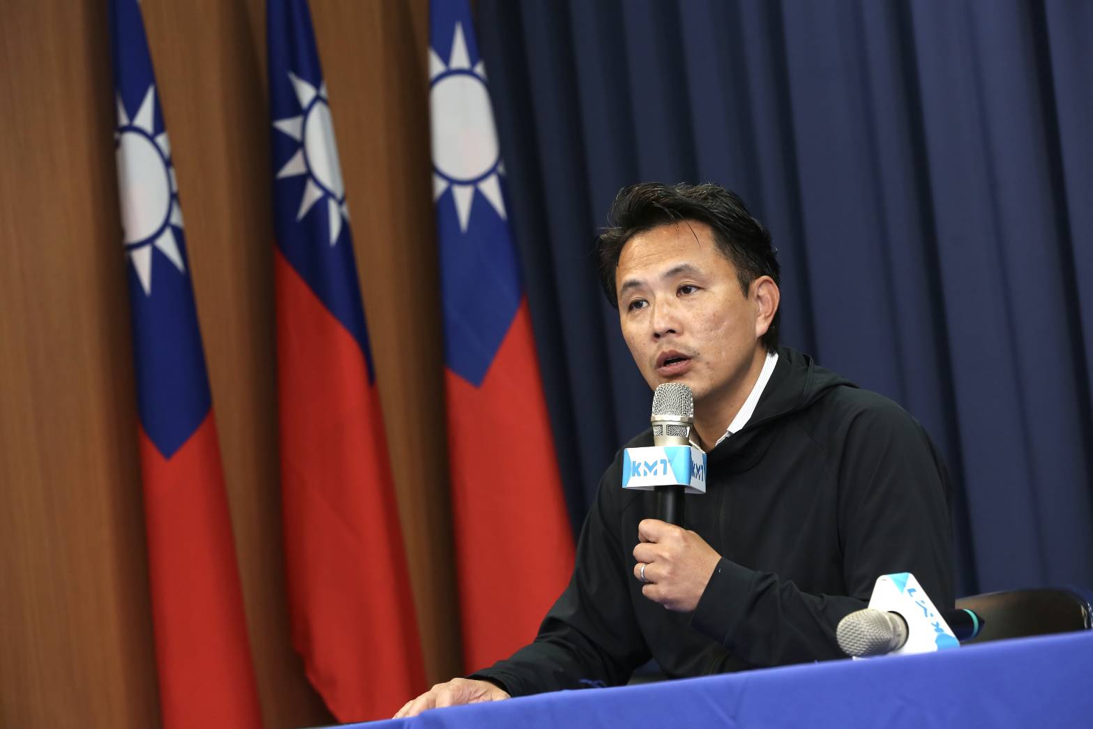 王定宇再爆婚外情引起譁然，昔日對手陳以信向台南市民道歉，自責自己沒選贏才讓台南出了這種立委。（資料照，鏡報姜永年）