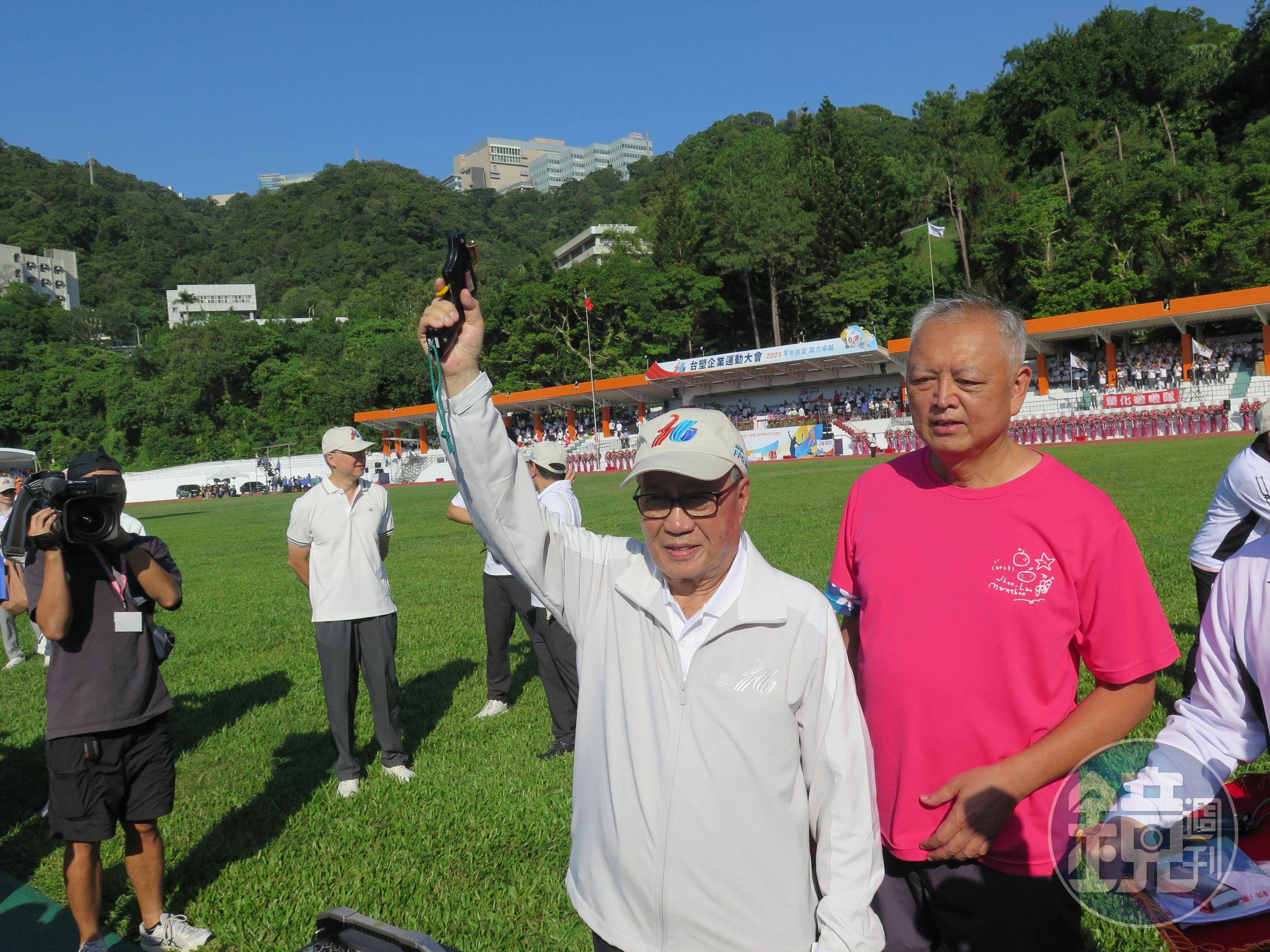 南亞董事長吳嘉昭首度以總裁身分主持台塑企業運動大會,為 5000公尺競賽鳴槍起跑。
