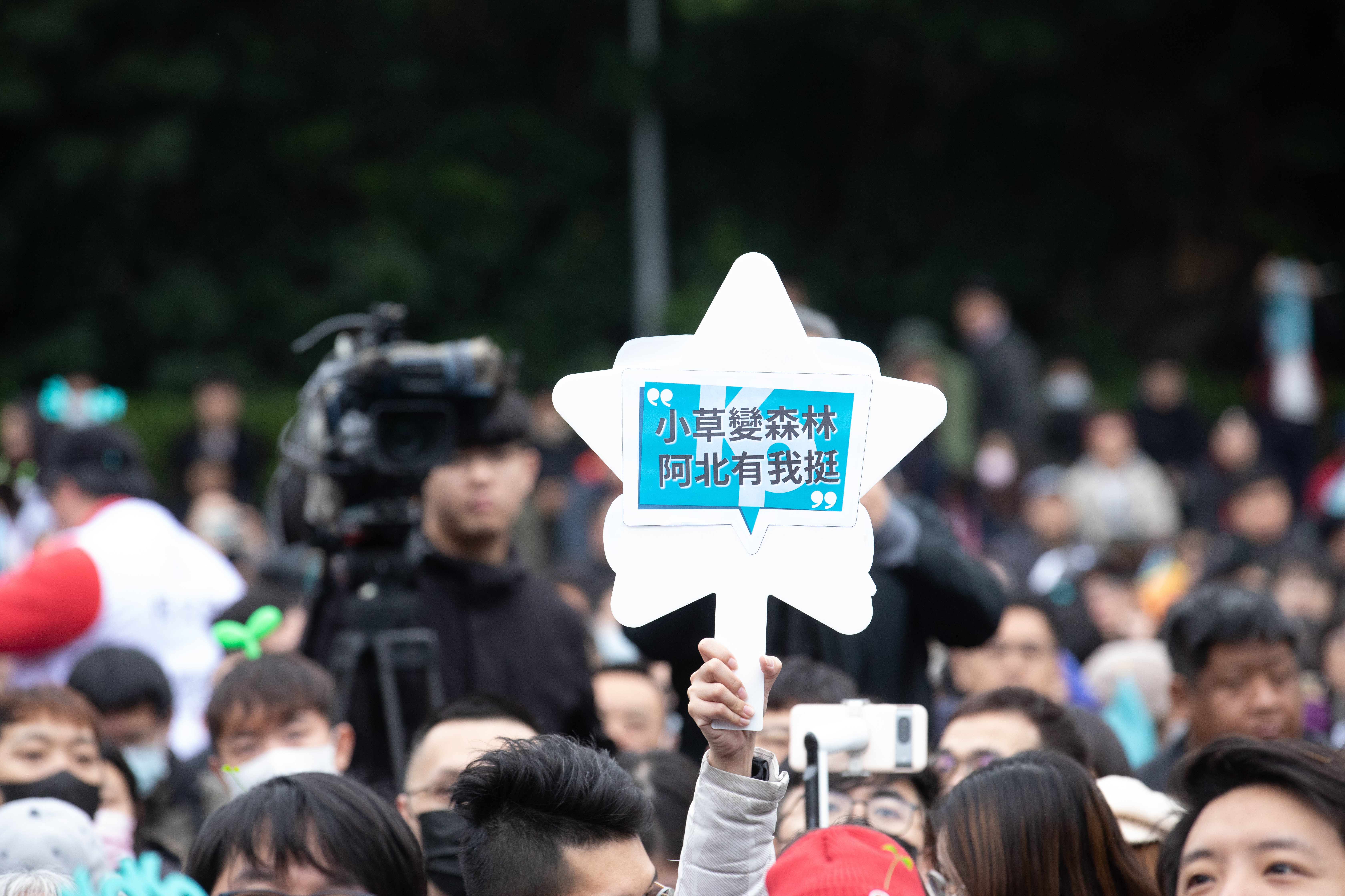 民眾黨主席柯文哲認為，藍綠支持者的年齡分布不平均，台灣不會重回兩黨政治。