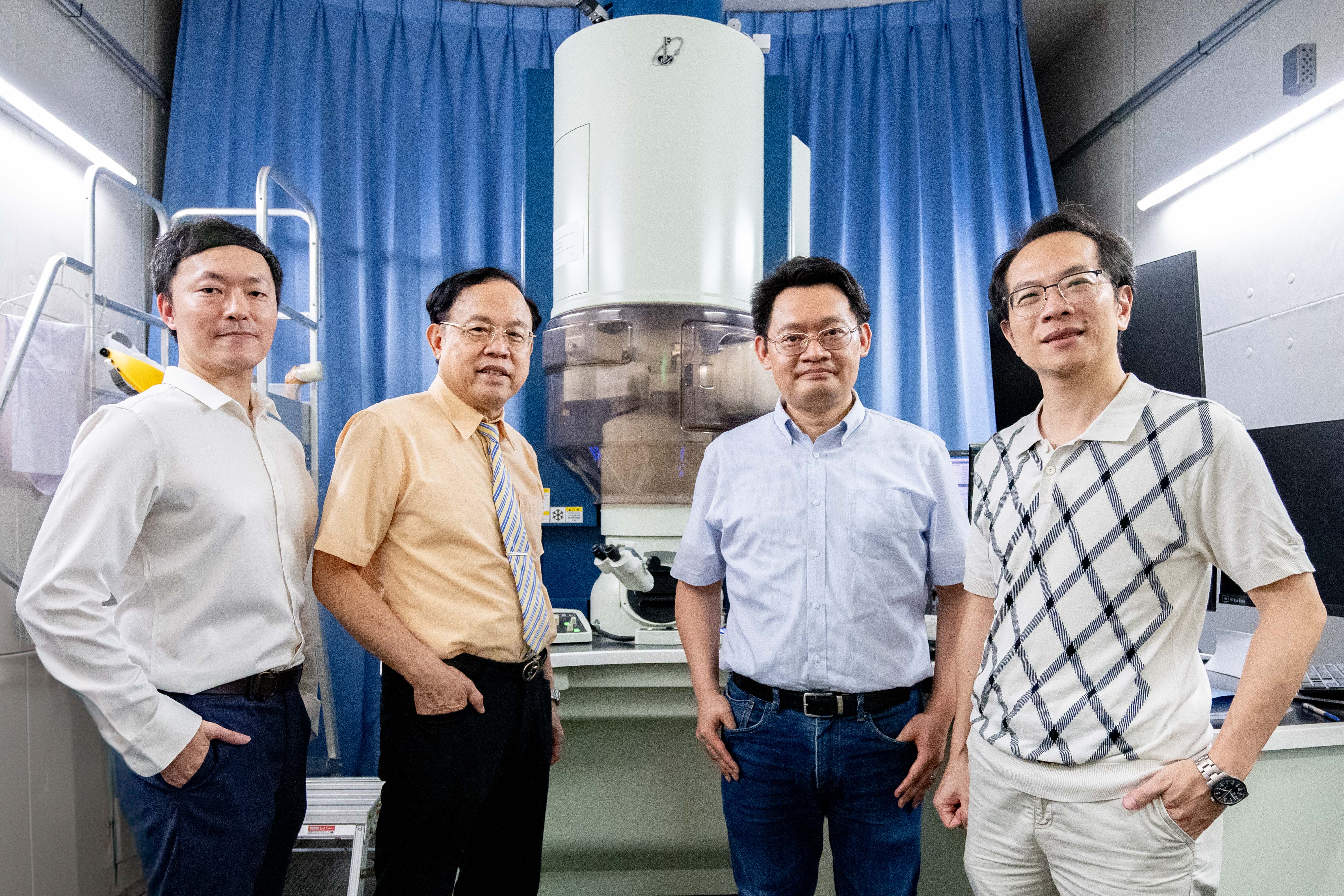 「高熵合金之父」葉均蔚(右二)發表重磅論文，闡明高熵材料四大效應。共同作者還包括清華材料系博後研究員許瑋麟(左一)、教授葉安洲(左二)、教授蔡哲瑋(右一)。（清華大學提供）