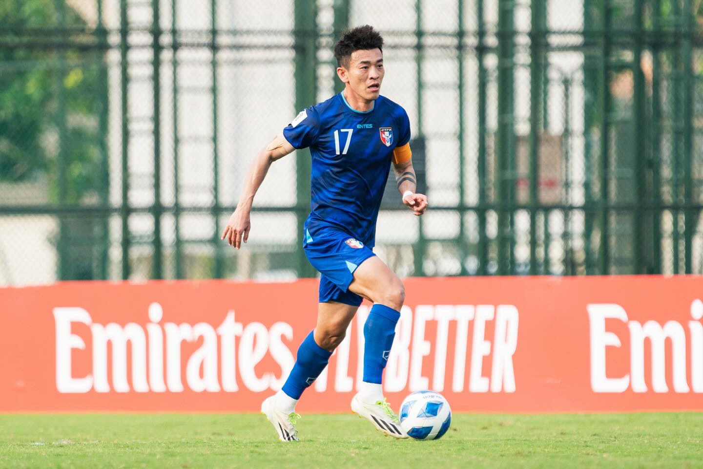 台灣男足14日在2027年亞洲盃資格賽慘敗泰國，總教練黃哲明賽後宣布請辭，隊長陳柏良替教練抱屈。（翻攝自陳柏良 Chen Po-Liang臉書）