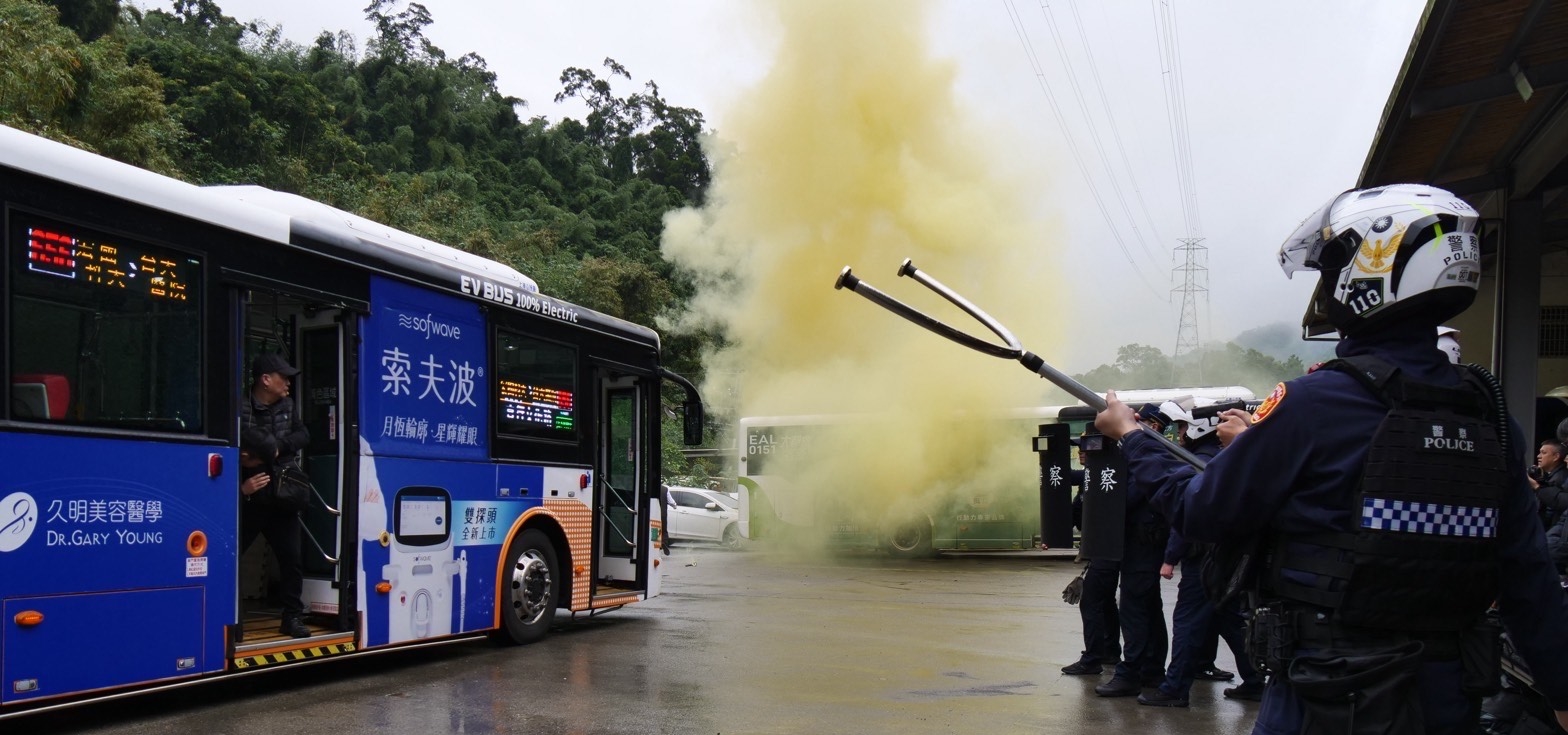 新北市交通局、警察局、消防局及台北客運今日共同舉辦「行車安全與緊急應變教育訓練」。
