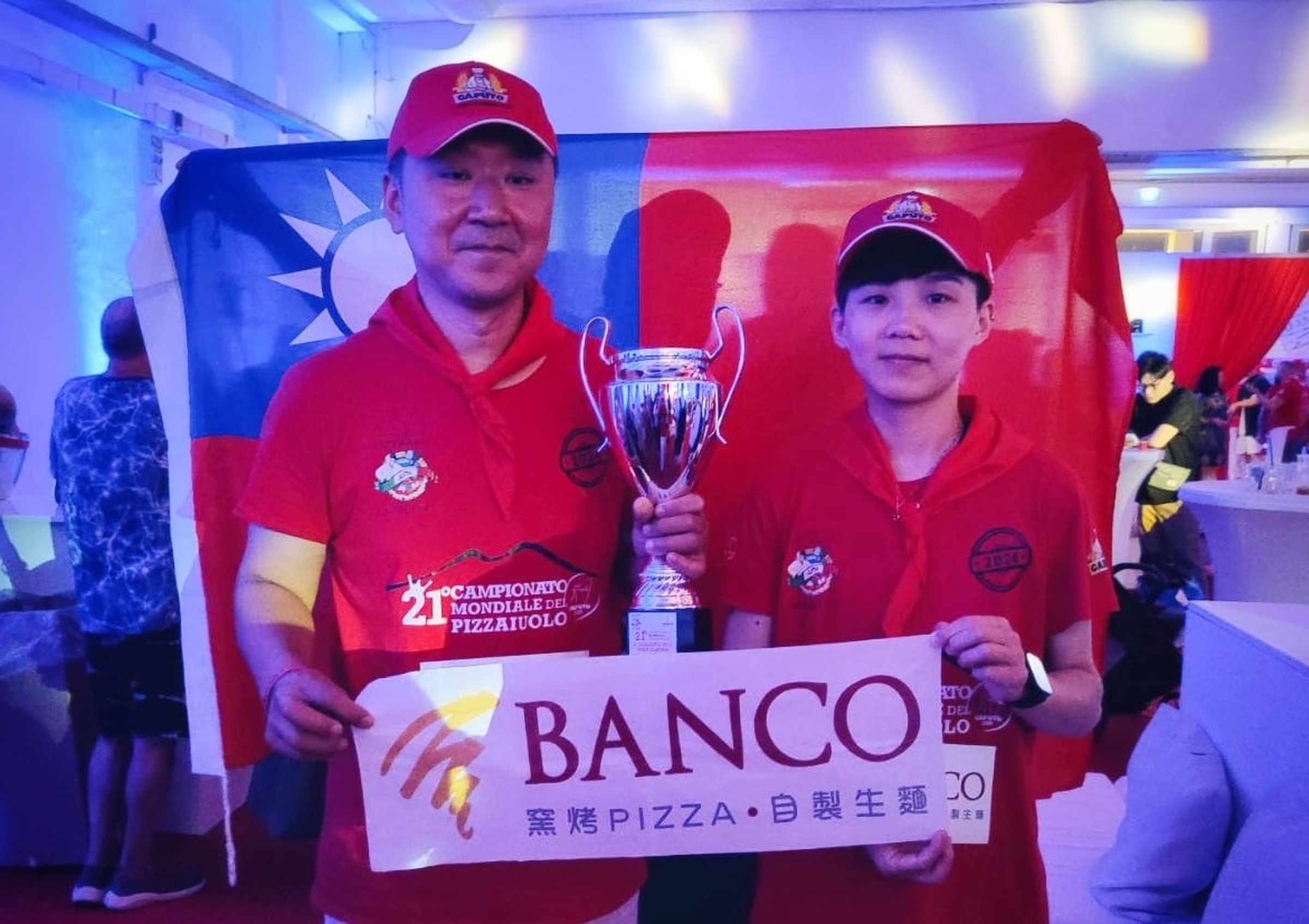 三商餐飲集團旗下的「BANCO窯烤pizza自製生麵」組隊遠赴義大利參加「第21屆CAPUTO盃世界披薩職人錦標賽」,靠著「金鑽鳳梨醬煙燻火腿披薩」勇奪創意披薩世界季軍。(翻攝自BANCO臉書粉專)